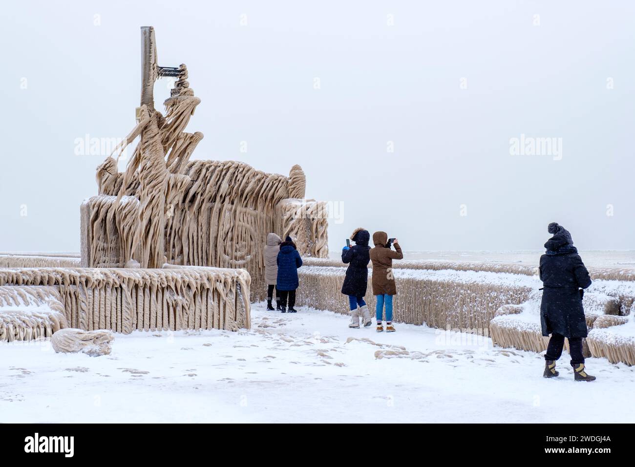 Winterwunderland, Leute, die Eiszapfen fotografieren, die Ufer des Eriesees, die Wetterszene für extreme Winterwetter, Port Stanley, Ontario, Kanada Stockfoto