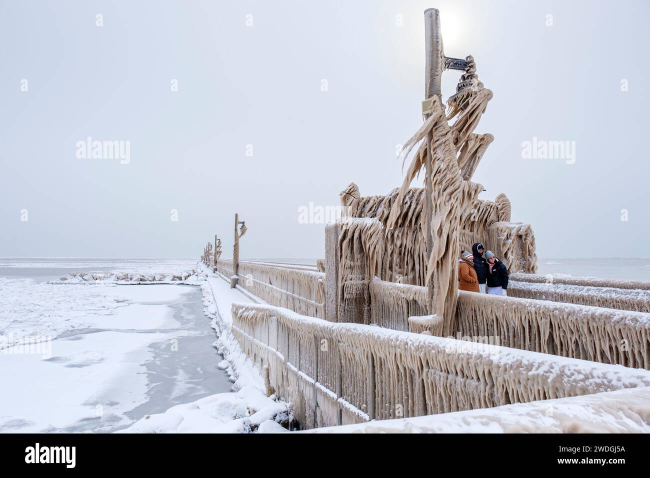 Winterwunderland, Leute, die Eiszapfen fotografieren, die Ufer des Eriesees, die Wetterszene für extreme Winterwetter, Port Stanley, Ontario, Kanada Stockfoto