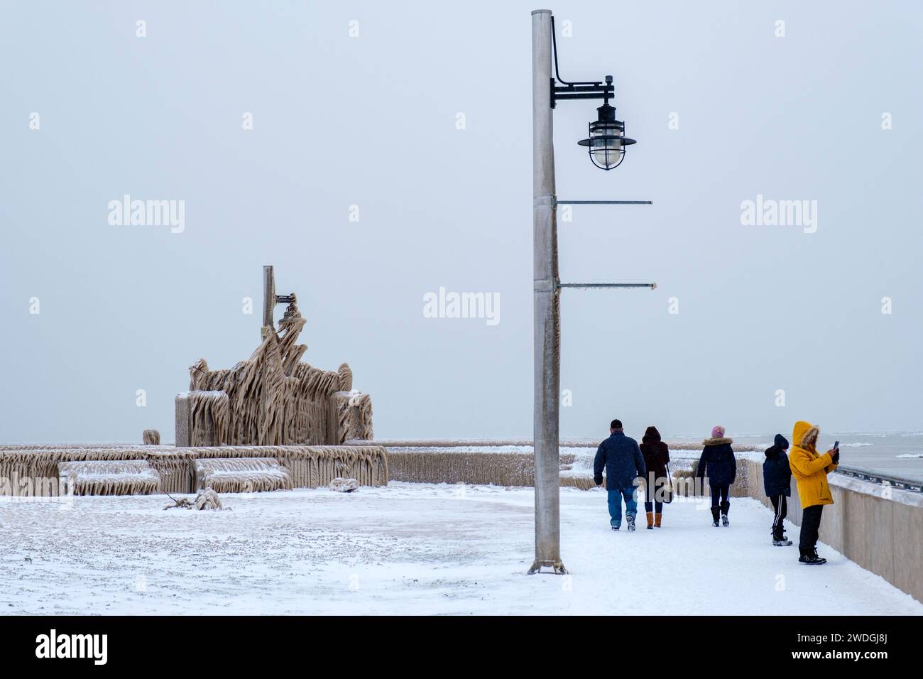 Winterwunderland, Menschen, die Fotos von eisbedeckten Oberflächen, der Küste des Erie-Sees, extremes Winterwetter, Port Stanley, Ontario, Kanada machen Stockfoto