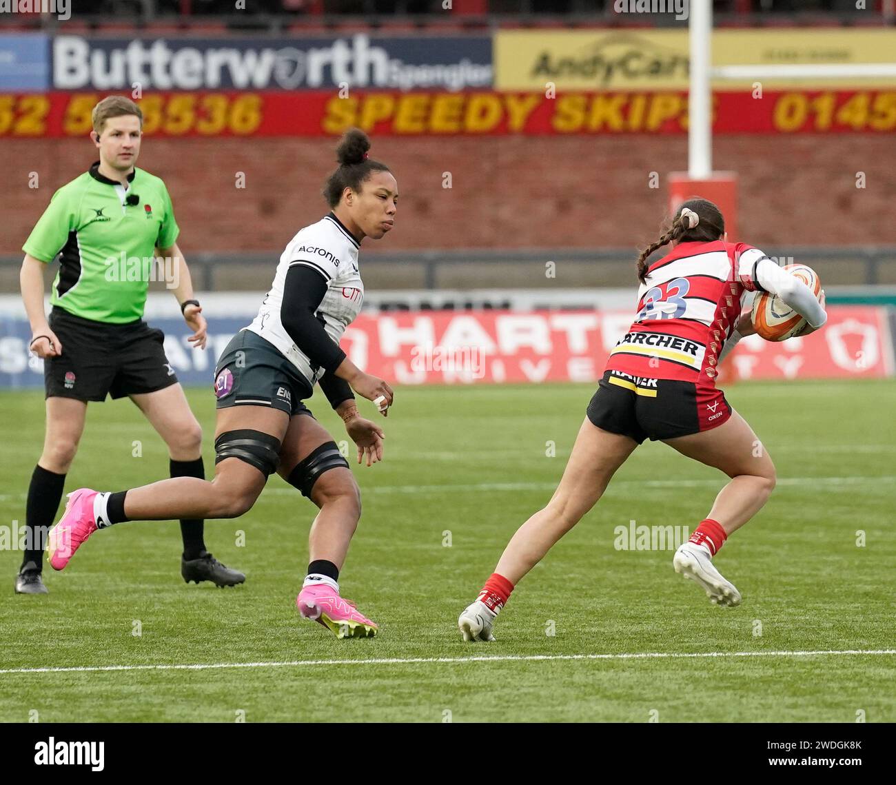 Gloucester, UK, 20 Jan 2024 Nel Metcalfe (Gloucester) (R) in Aktion während der Allianz Premiership Womens Rugby Gloucester Hartpury gegen Saracens, im Kingsholm Stadium Gloucester Vereinigtes Königreich am 20. Januar 2024 Alamy Live News Endpunktzahl: 24 - 15 Credit: Graham Glendinning / GlennSports/Alamy Live News Stockfoto