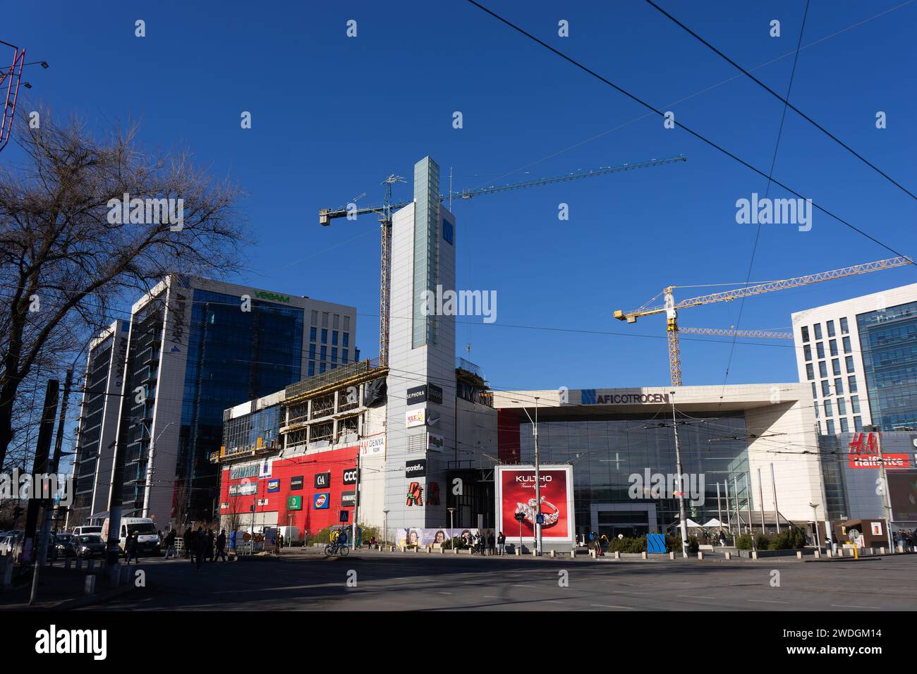 Bukarest, Rumänien - 16. Januar 2024: AFI Cotroceni, das größte Einkaufszentrum Rumäniens, in Bukarest. Stockfoto