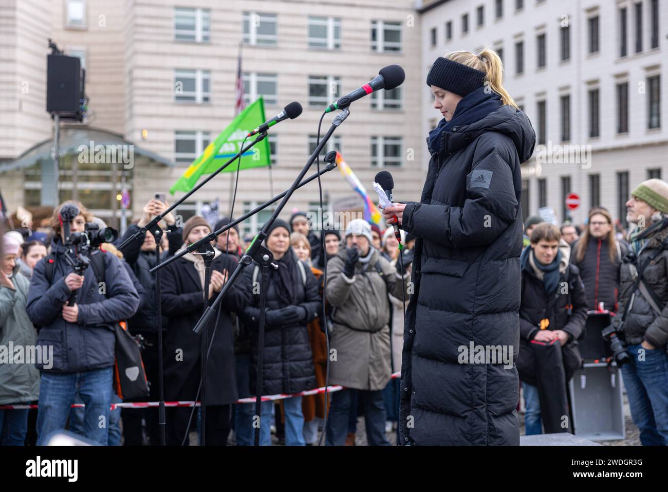 Demo Demokratie Verteidigen Deutschland, Berlin am 14.01.2024: Paula Hartmann, Schauspielerin und Sängerin, hält zum ersten Mal eine Rede vor Tausenden Demonstrierende vorm Brandenburger Tor auf dem Pariser Platz. Schwarz Weisses Foto. *** Demo Demokratie Verteidigen Deutschland, Berlin am 14 01 2024 hält Paula Hartmann, Schauspielerin und Sängerin, erstmals vor tausenden Demonstranten vor dem Brandenburger Tor auf dem Pariser Platz eine Rede Stockfoto