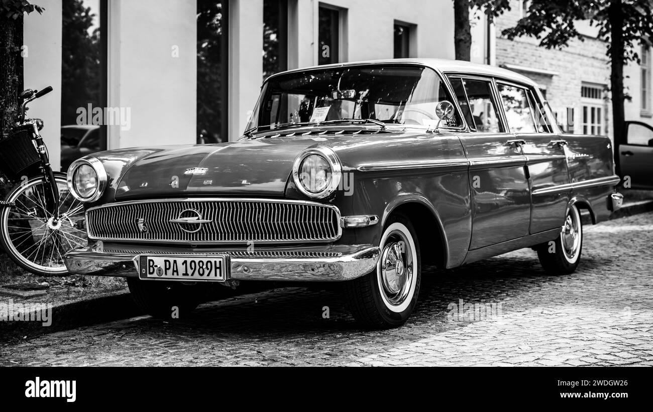 WERDER (HAVEL), DEUTSCHLAND - 20. MAI 2023: Luxuswagen Opel Kapitan. Schwarz-weiß. Oldtimer - Festival Werder Classics 2023 Stockfoto