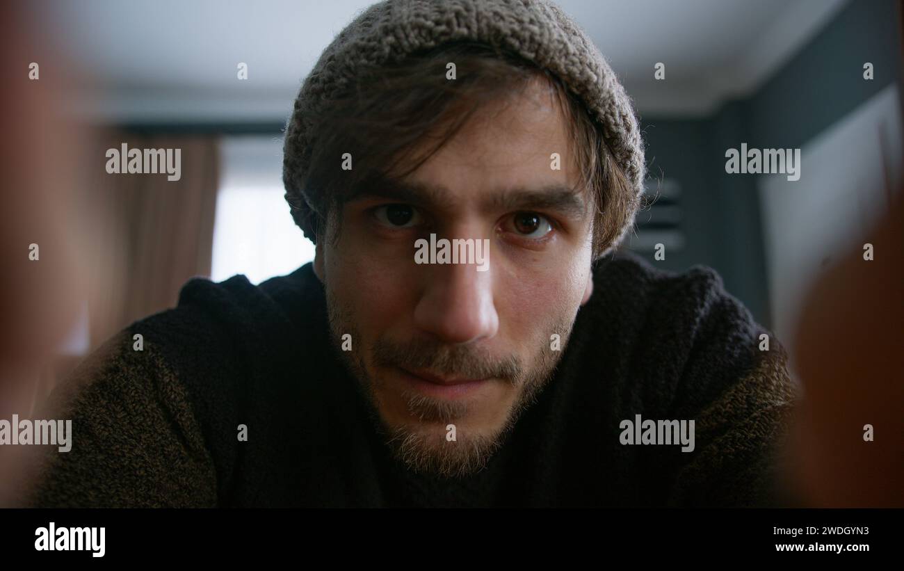 Junger Mann mit Beanie-Vlogger, der Online-Videochat-Anrufe macht, Vlog-Blogs aufzeichnet, der mit der Kamera spricht und die Webcam zu Hause anschaut. VideoCall und soziale Medien V Stockfoto