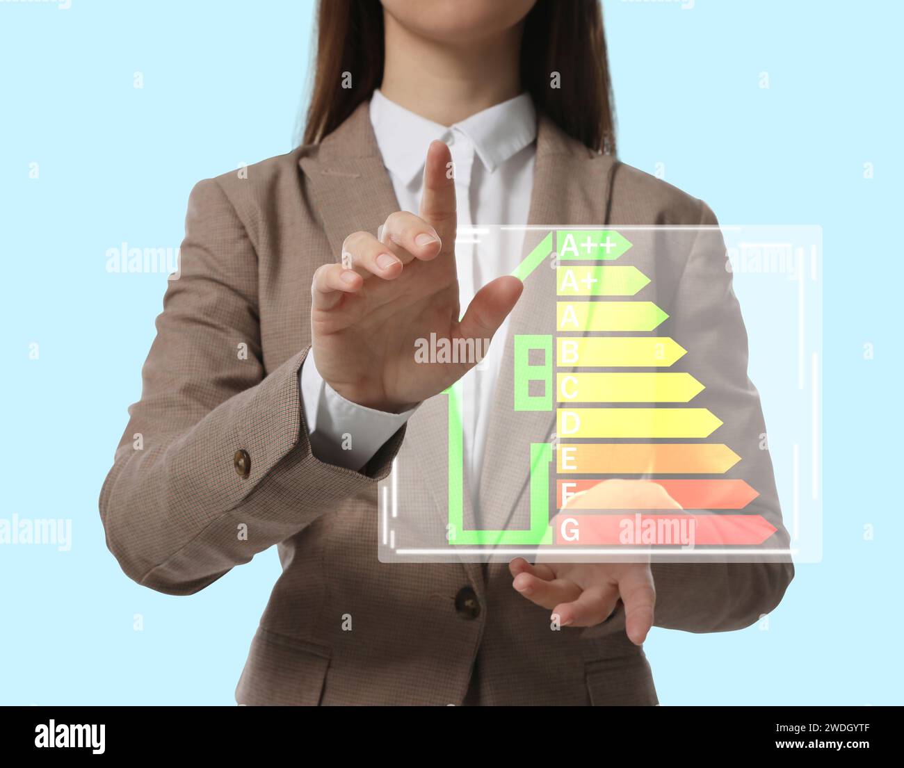 Energieeffizienz. Frau mit farbenfroher Bewertung vor hellem Hintergrund, Nahaufnahme Stockfoto