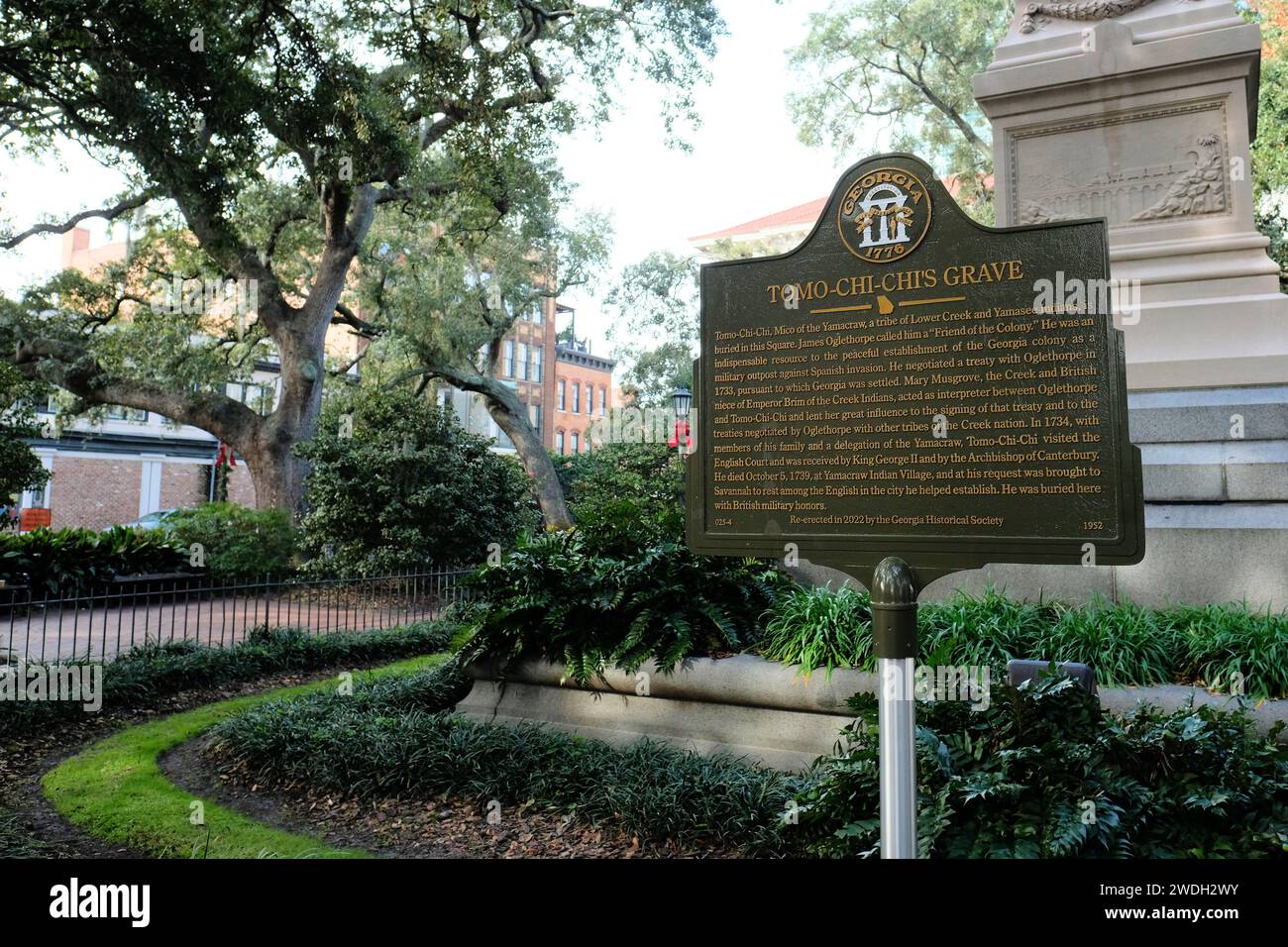 Tomo Chi Chi Monument und Grabstätte; Wright Square, Savannah, Georgia; Schild mit Text, der seinen Beitrag zur kolonialen Geschichte Georgiens anerkennt. Stockfoto