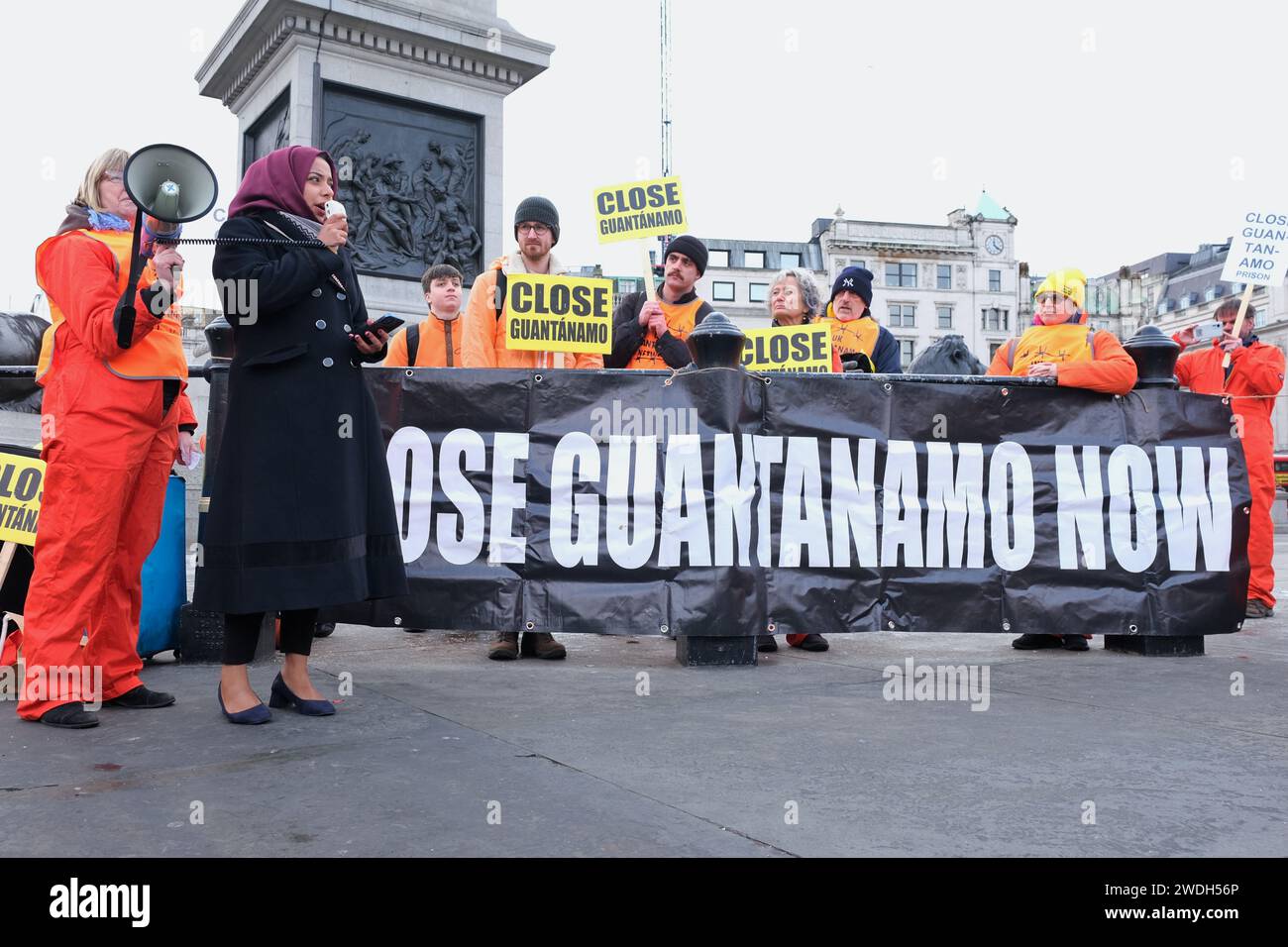 London, Großbritannien. Januar 2024. Aktivisten halten eine Mahnwache zum 22. Jahrestag der Eröffnung der Guantanamo Bay ab und erinnern sich an die 30 Gefangenen, die noch immer im Internierungslager festgehalten wurden - einige von ihnen wurden nie wegen eines Verbrechens angeklagt, darunter 16 zur Freilassung freigelassen, aber noch nicht freigelassen. Redner fordern die Schließung des berüchtigten Lagers, in dem es zu Menschenrechtsverletzungen gekommen ist. Quelle: Eleventh Photography/Alamy Live News Stockfoto