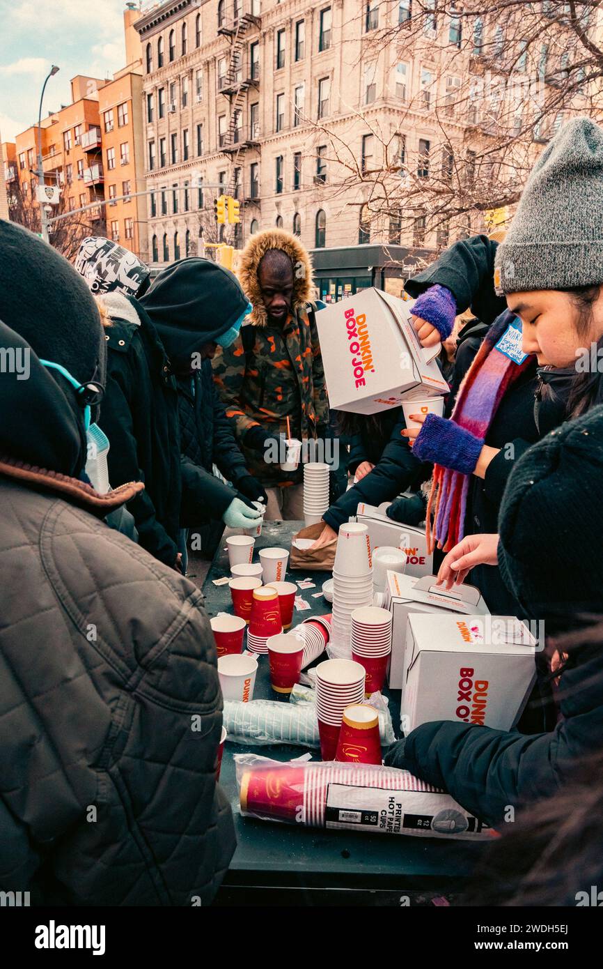 Manhattan, USA. Januar 2024. Migranten erhalten am Samstag, den 20. Januar 2024, von lokalen Hilfsorganisationen im Tompkins Square Park, East Village, NY, Spenden für Lebensmittel und Winterkleidung. Die Migranten werden vor kurzem in der Schlange vor dem Zentrum bei eisigen Temperaturen von Code Blue gesehen, da eine Neuzuweisung mehr als fünf Tage dauern kann. (Foto: Cristina Matuozzi/SIPA USA) Credit: SIPA USA/Alamy Live News Stockfoto