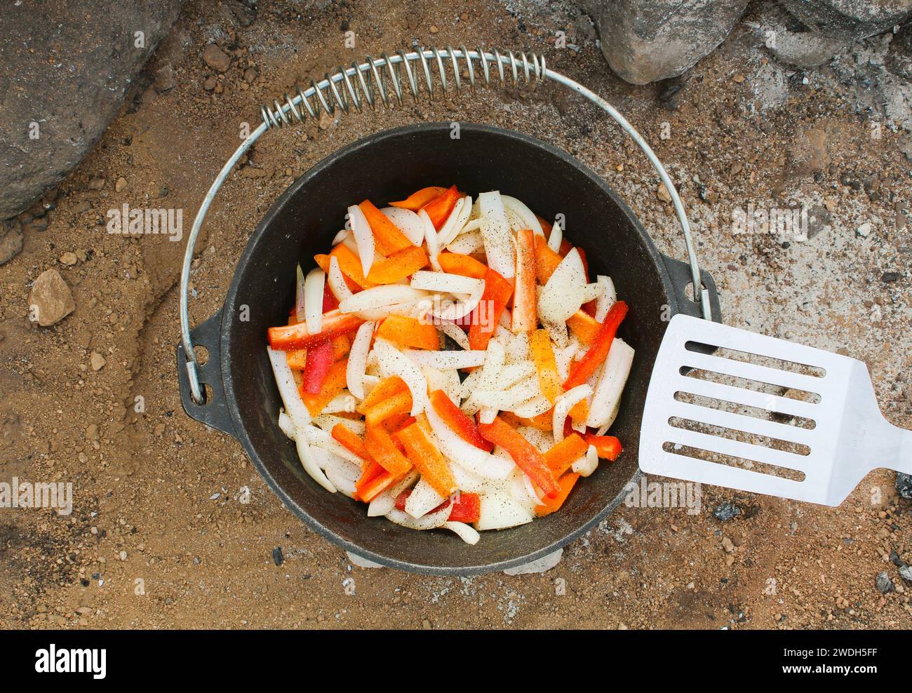 Outdoor-Gusseisen-Kochen, Outdoor Dutch Oven-Kochen in der Wüste von Arizona Stockfoto