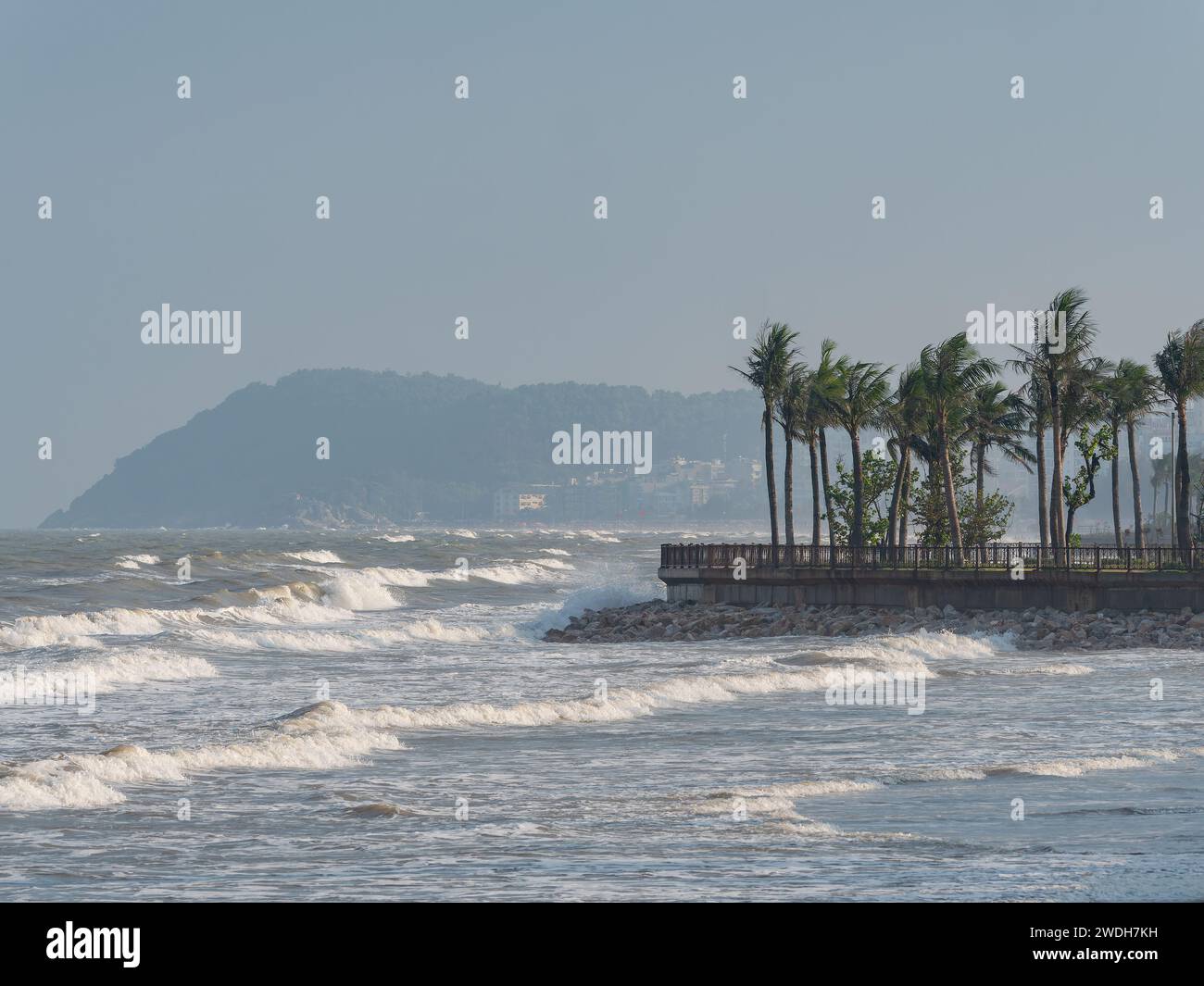 Sam Son Beach, Thanh Hoa, Vietnam an einem windigen Tag mit großen Wellen. Stockfoto