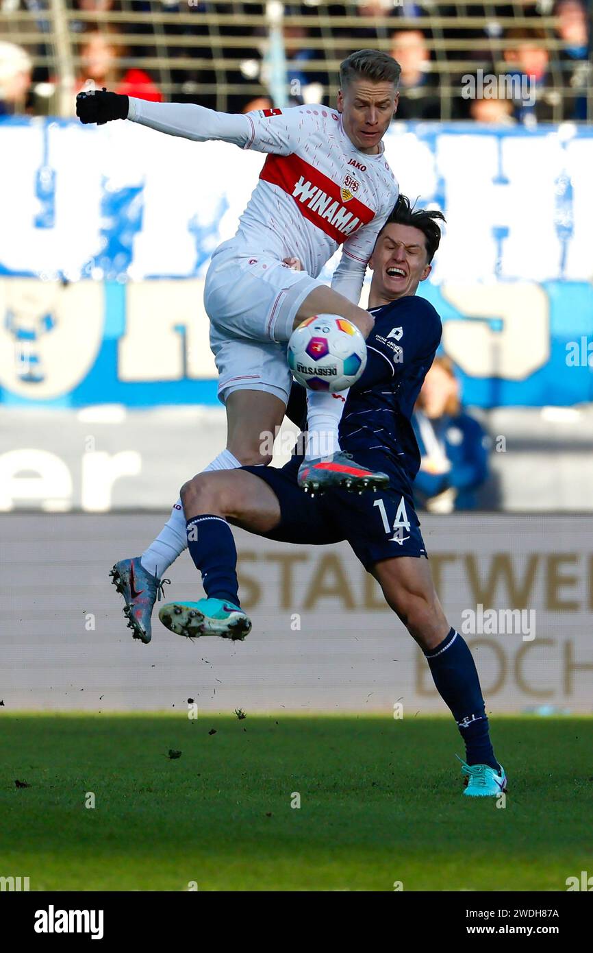 Bochum, Deutschland. Januar 2024. Tim Oermann (R) vom VfL Bochum streitet mit Chris Fuehrich vom VfB Stuttgart während des ersten Bundesliga-Spiels in Bochum, 20. Januar 2024. Quelle: Joachim Bywaletz/Xinhua/Alamy Live News Stockfoto