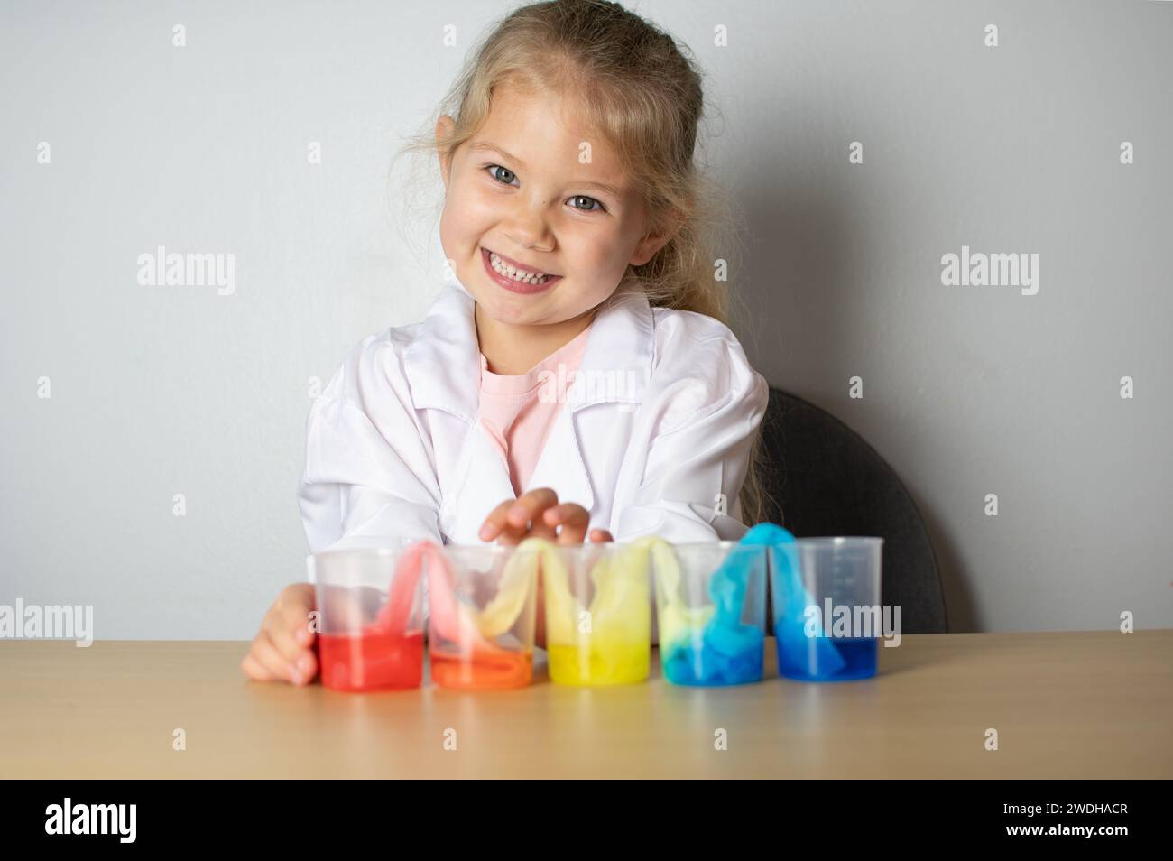 Kleines Mädchen, das wissenschaftliche Experimente macht. Kindergarten. Bildungskonzept Stockfoto