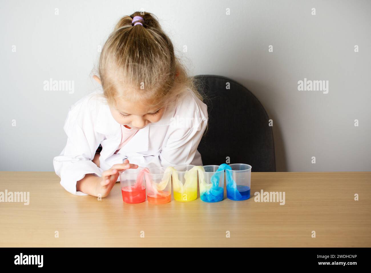 Kleines Mädchen, das wissenschaftliche Experimente macht. Kindergarten. Bildungskonzept Stockfoto