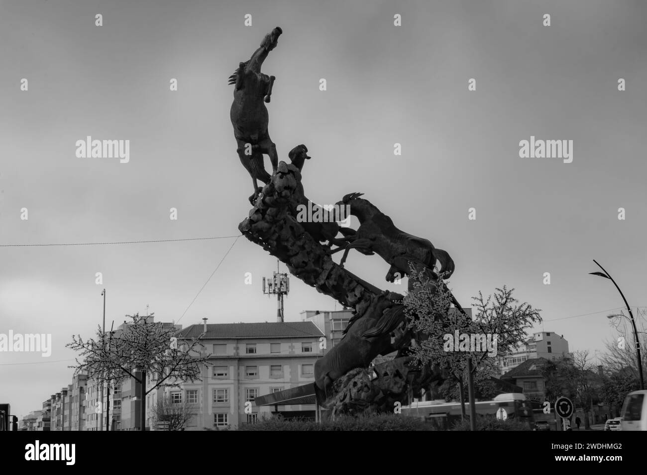 VIGO, SPANIEN-Dezember 30,2021: Skulpturengruppe aus schwarzer Bronze bildet eine Art aufsteigende Metallspirale, die 18 Meter hoch ist Stockfoto