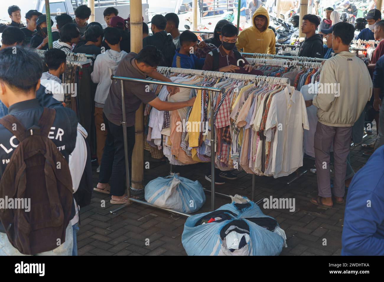 Bewohner, die Secondhand-Kleidung in einem Second-Hand-Shop auf dem Pasar Pon Traditional Market in Semarang, Indonesien kaufen und kaufen - 18. Dezember 2023. Stockfoto