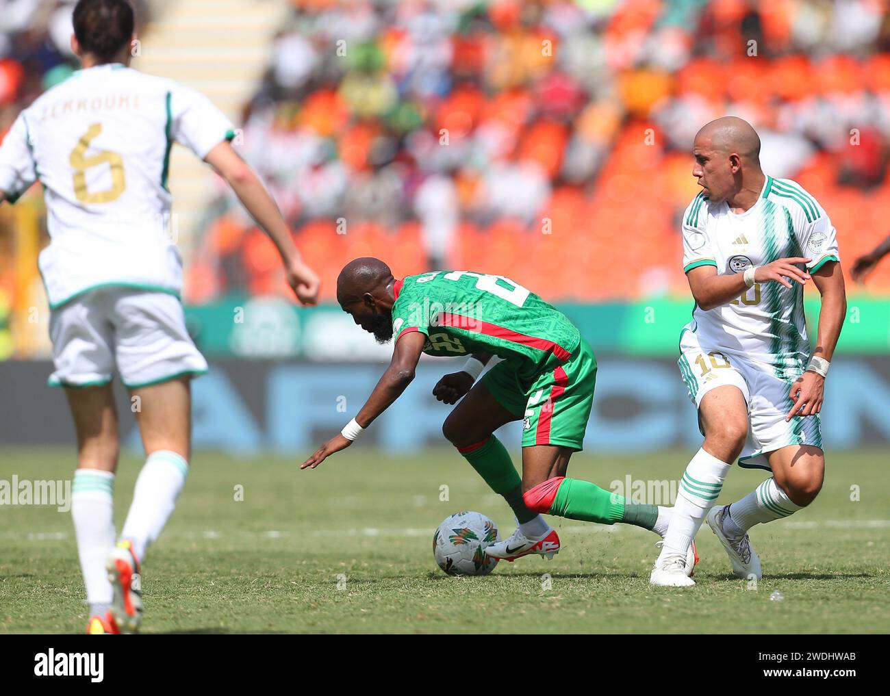 © Anis/APP/MAXPPP - L'Algerien SOFIANE FEGHOULI (R) se bat pour le ballon, lors du match de Football du groupe D de la Coupe d'Afrique des Nations (CAN) 2024 entre l'Algerie et Burkina Faso au Stade de la Paix à Bouake en Cote d'ivoire le 20 janvier 2024. Quelle: MAXPPP/Alamy Live News Stockfoto