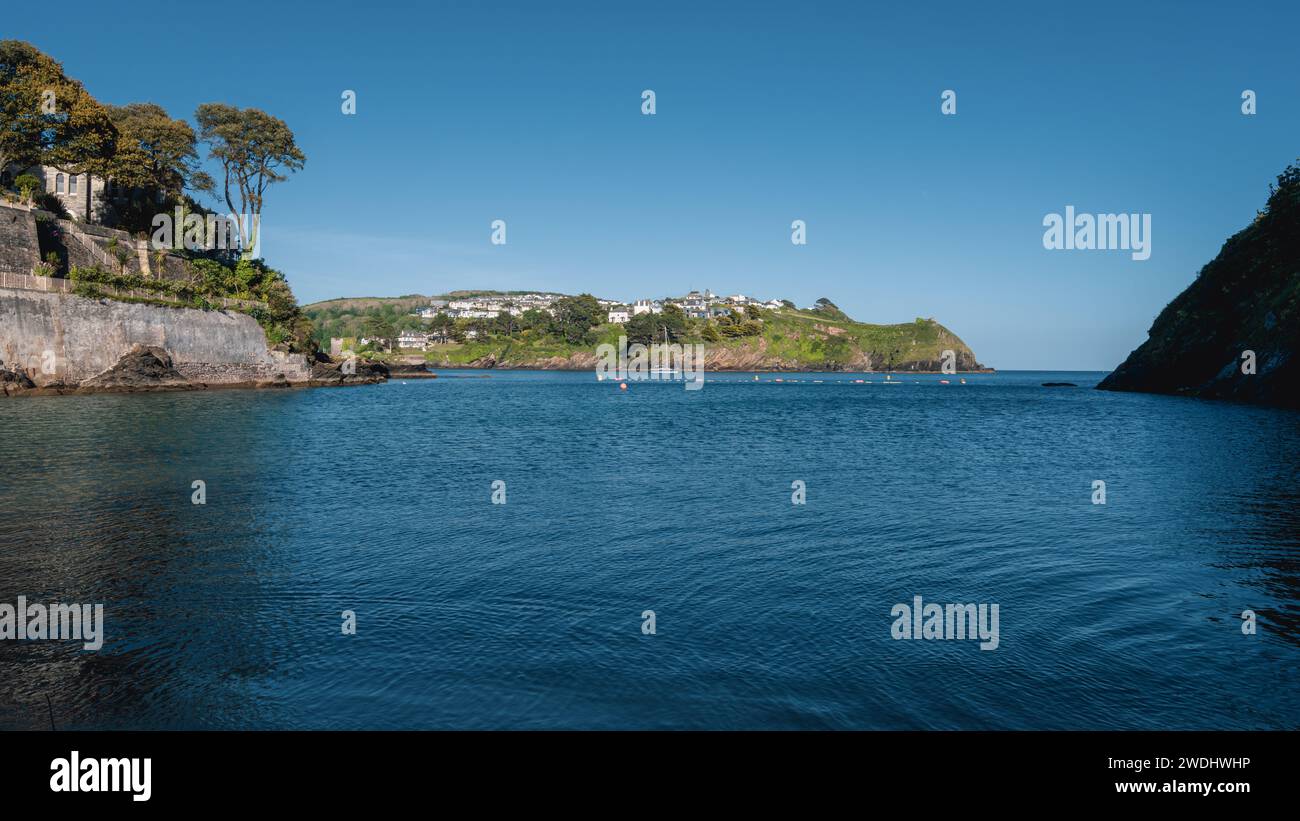 Fowey, Cornwall, England, Großbritannien - 28. Mai 2022: Readymoney Cove mit Blick über den Fluss Fowey in Richtung Polruan Stockfoto