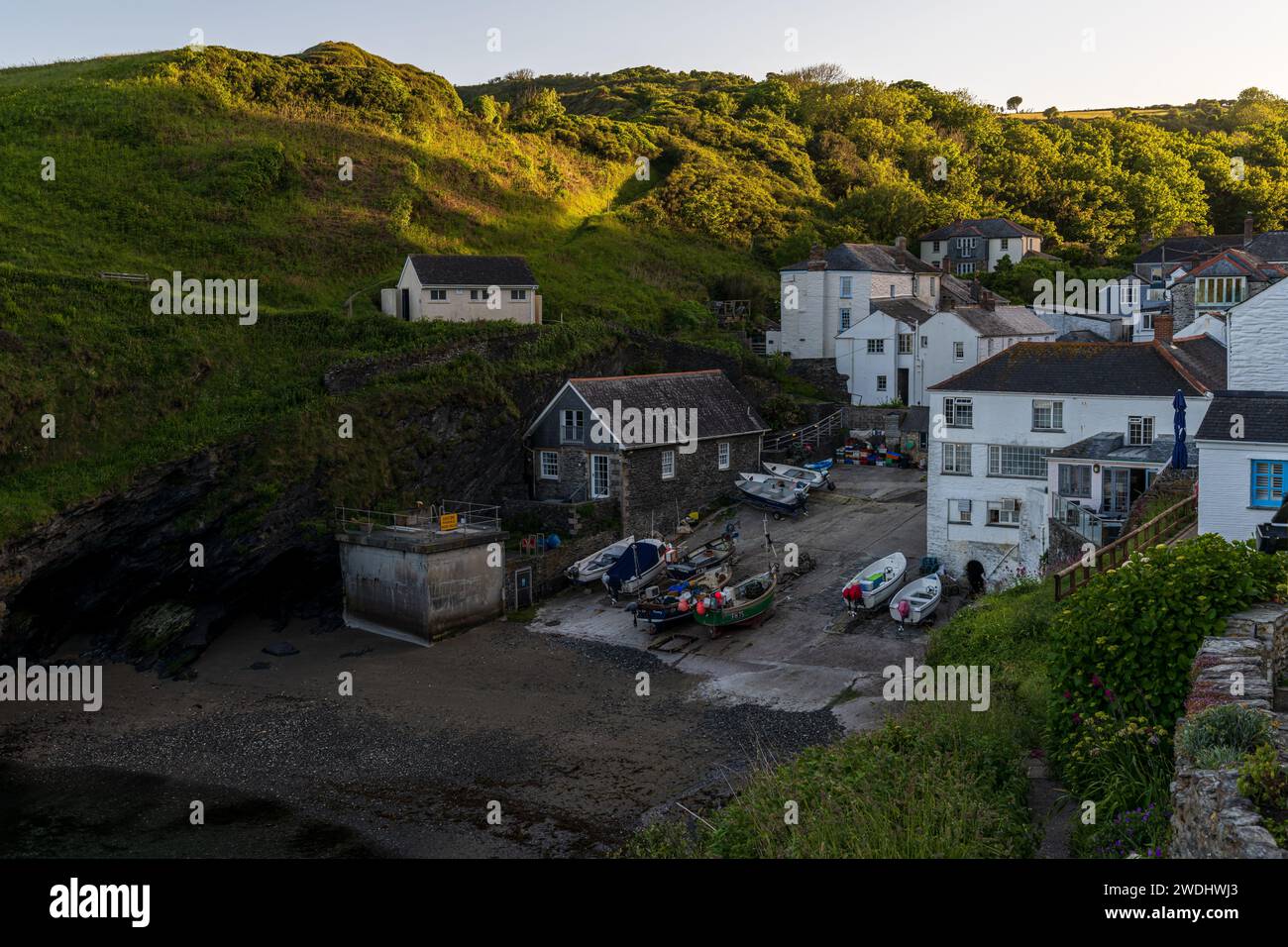 Portloe, Cornwall, England, Großbritannien - 27. Mai 2022: Fischerboote am Portloe Beach Stockfoto
