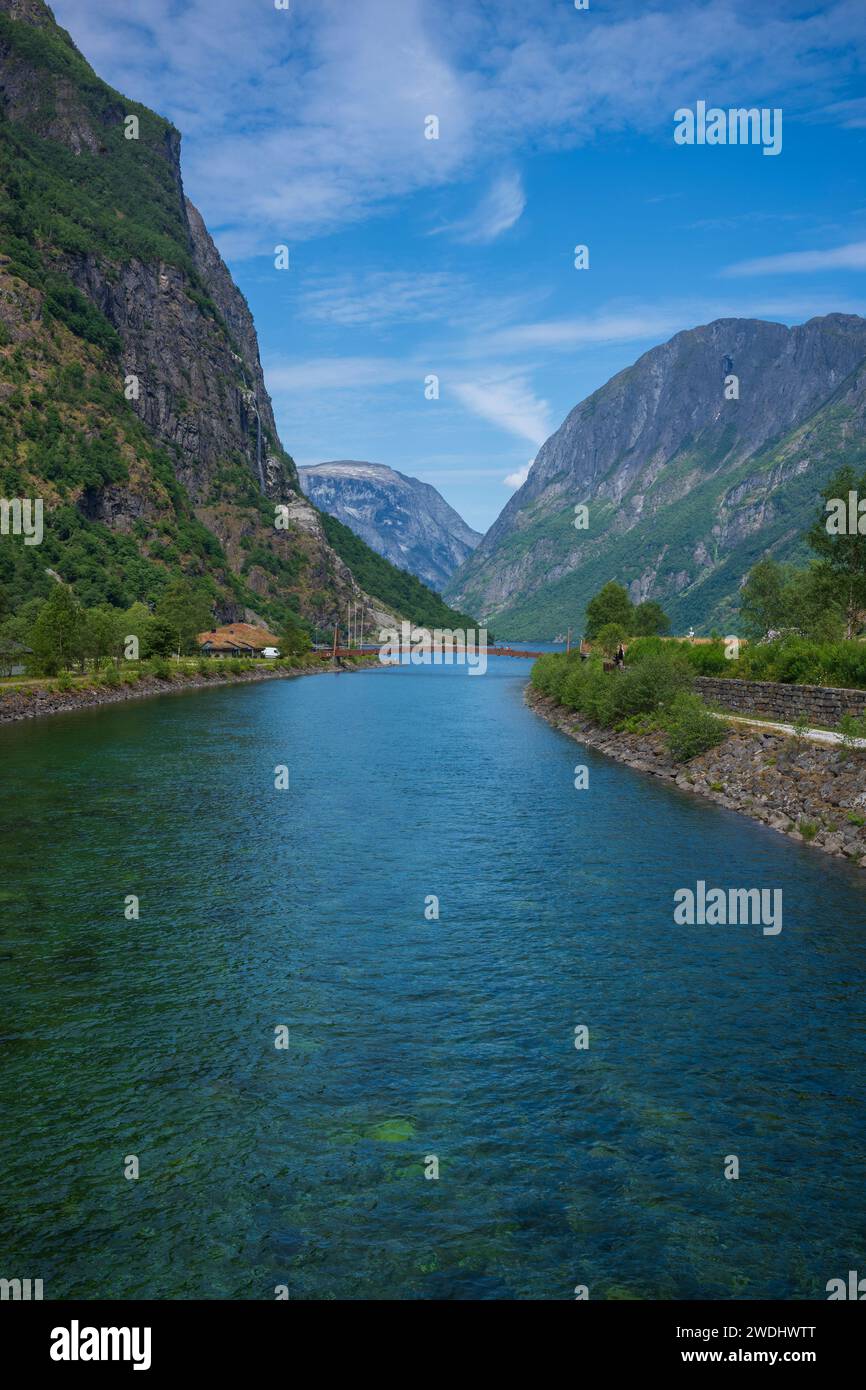 Der Fluss Naeroydalselvi in der Nähe des Dorfes Aurland in Norwegen fließt in den Sommermonaten durch ein Tal. Stockfoto