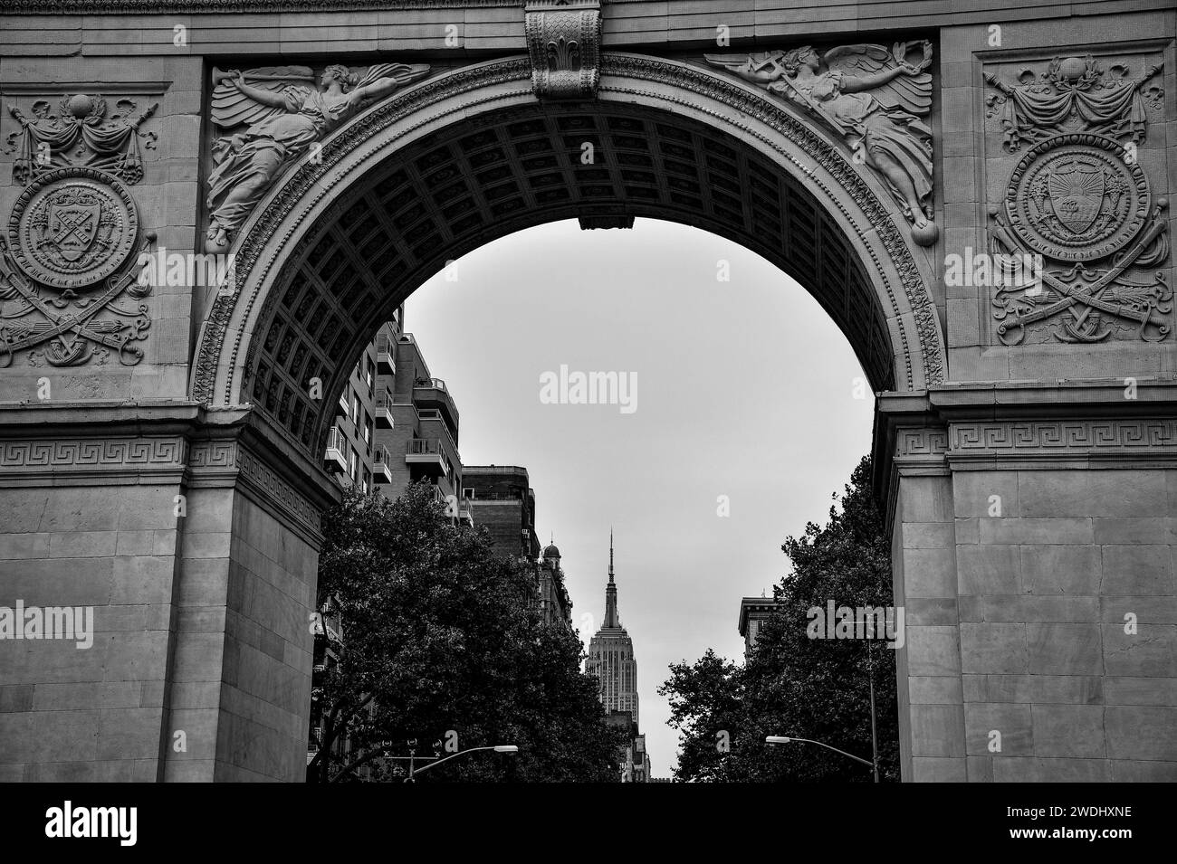 Der Washington Square Arch mit dem Empire State Building im Hintergrund - Manhattan, New York City Stockfoto