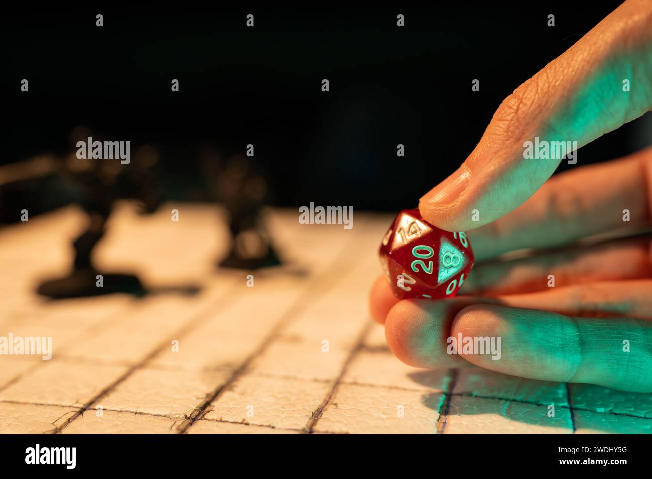 Spielen Sie ein Fantasy-Tabletop-Rollenspiel mit einem D20-Würfel Stockfoto