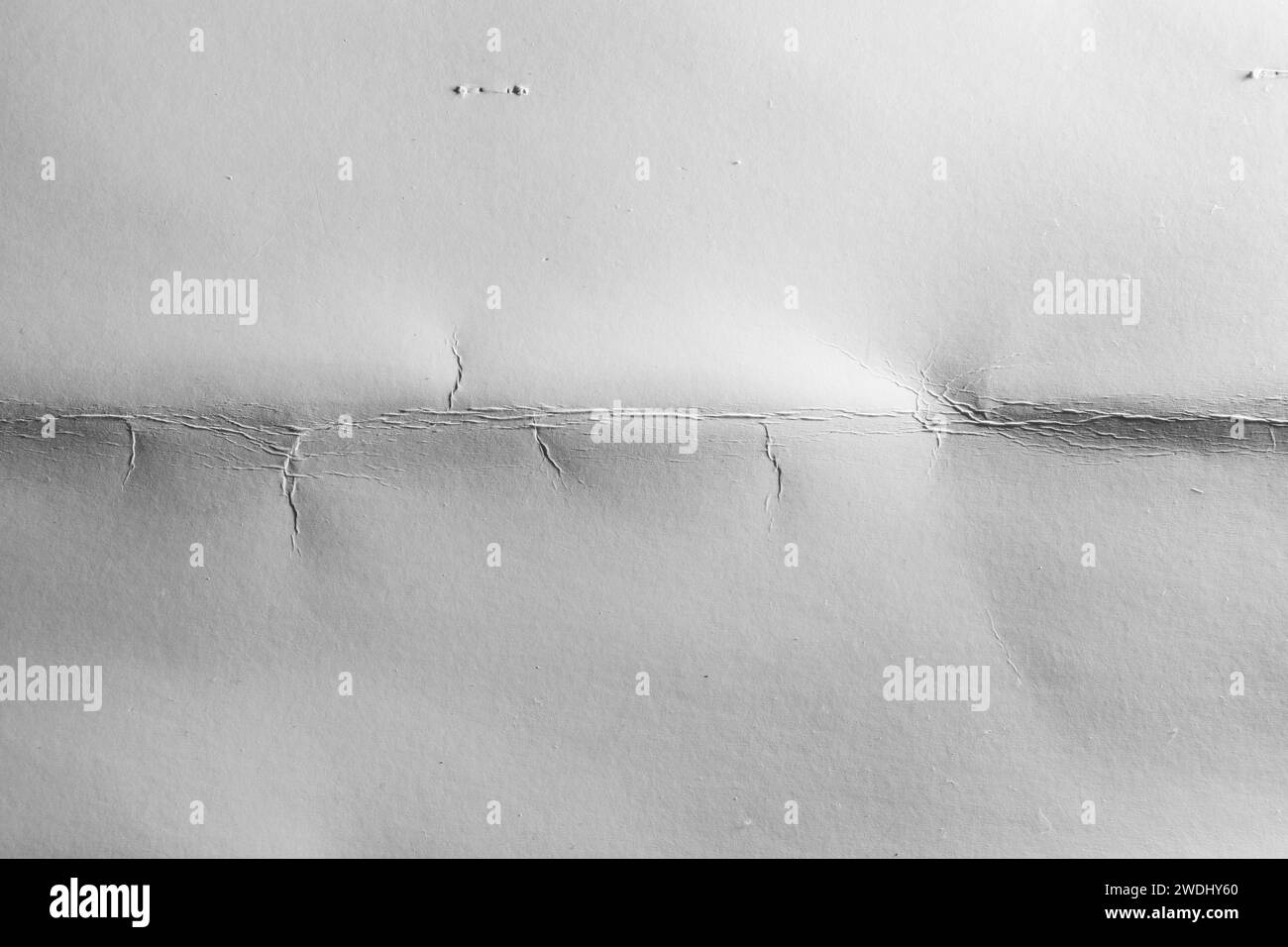 Weißer Hintergrund mit gefaltetem Papier Stockfoto