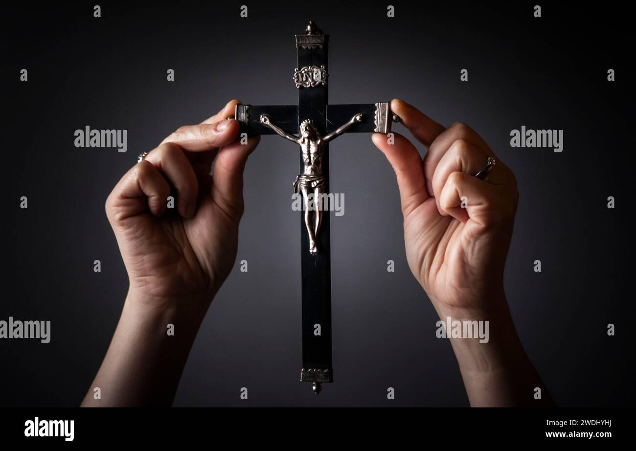 Dr. Hannah Thomas, Special Collections Manager am Bar Convent, hält Mary Wards persönliches Kruzifix aus dem 17. Jahrhundert, während eine globale Kampagne gestartet wird, um Mary Ward zur Heiligen erklären zu lassen. Bilddatum: Freitag, 19. Januar 2024. Die Kampagne, die offiziell am 23. Januar startet, wird als Beweis dafür verwendet, dass Mary Ward (1585–1645) offiziell als Heilige anerkannt wird. Mary Ward setzte sich für die Gleichstellung der Frauen ein und ebnete den Weg für die ersten Schulen für Mädchen im Land, die eine Bildung anbieten, die Jungen gleichwertig ist. Mary Ward ist die Gründerin der Kongregation Jesu, die residiert Stockfoto