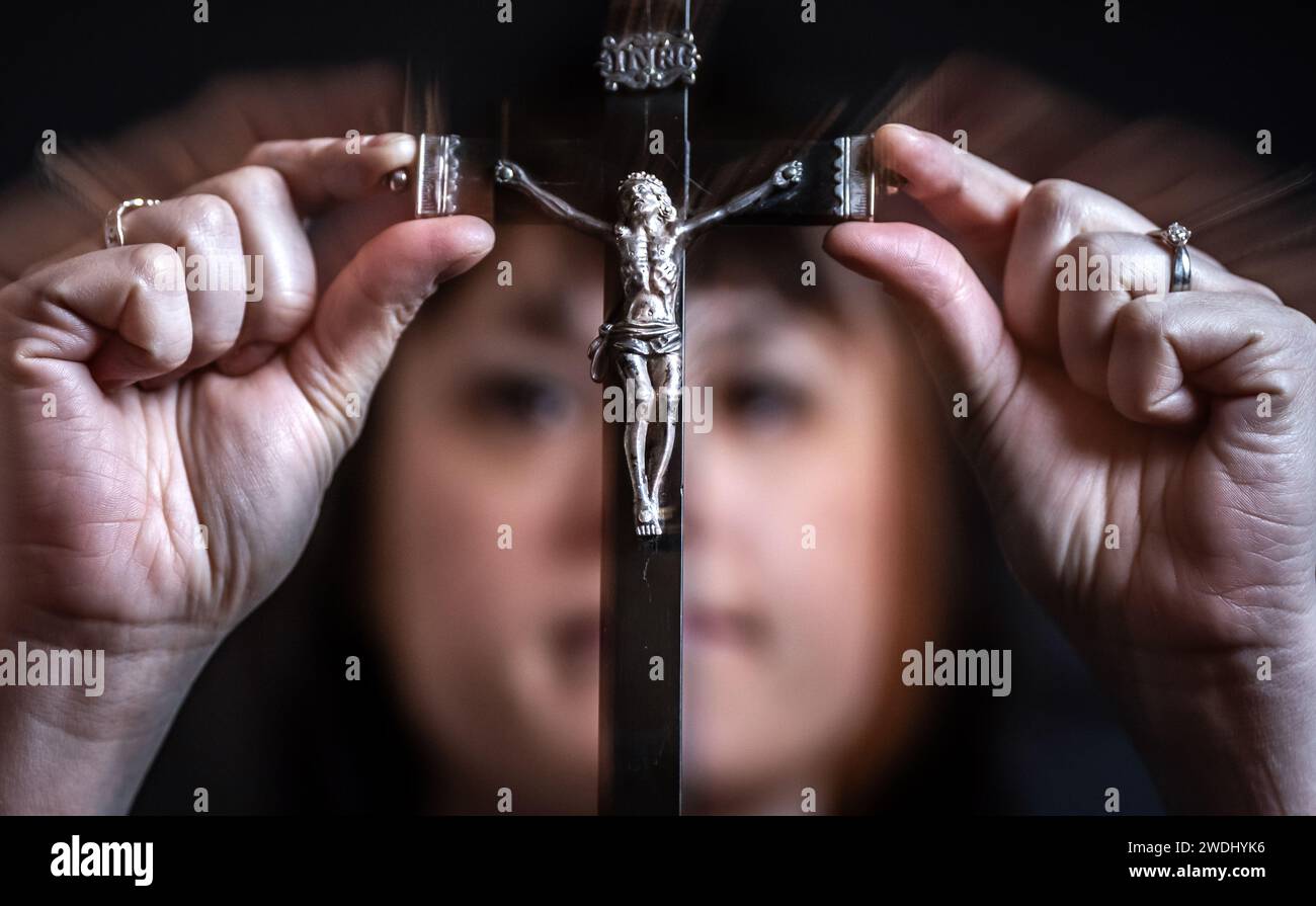 Dr. Hannah Thomas, Special Collections Manager am Bar Convent, hält Mary Wards persönliches Kruzifix aus dem 17. Jahrhundert, während eine globale Kampagne gestartet wird, um Mary Ward zur Heiligen erklären zu lassen. Bilddatum: Freitag, 19. Januar 2024. Die Kampagne, die offiziell am 23. Januar startet, wird als Beweis dafür verwendet, dass Mary Ward (1585–1645) offiziell als Heilige anerkannt wird. Mary Ward setzte sich für die Gleichstellung der Frauen ein und ebnete den Weg für die ersten Schulen für Mädchen im Land, die eine Bildung anbieten, die Jungen gleichwertig ist. Mary Ward ist die Gründerin der Kongregation Jesu, die residiert Stockfoto