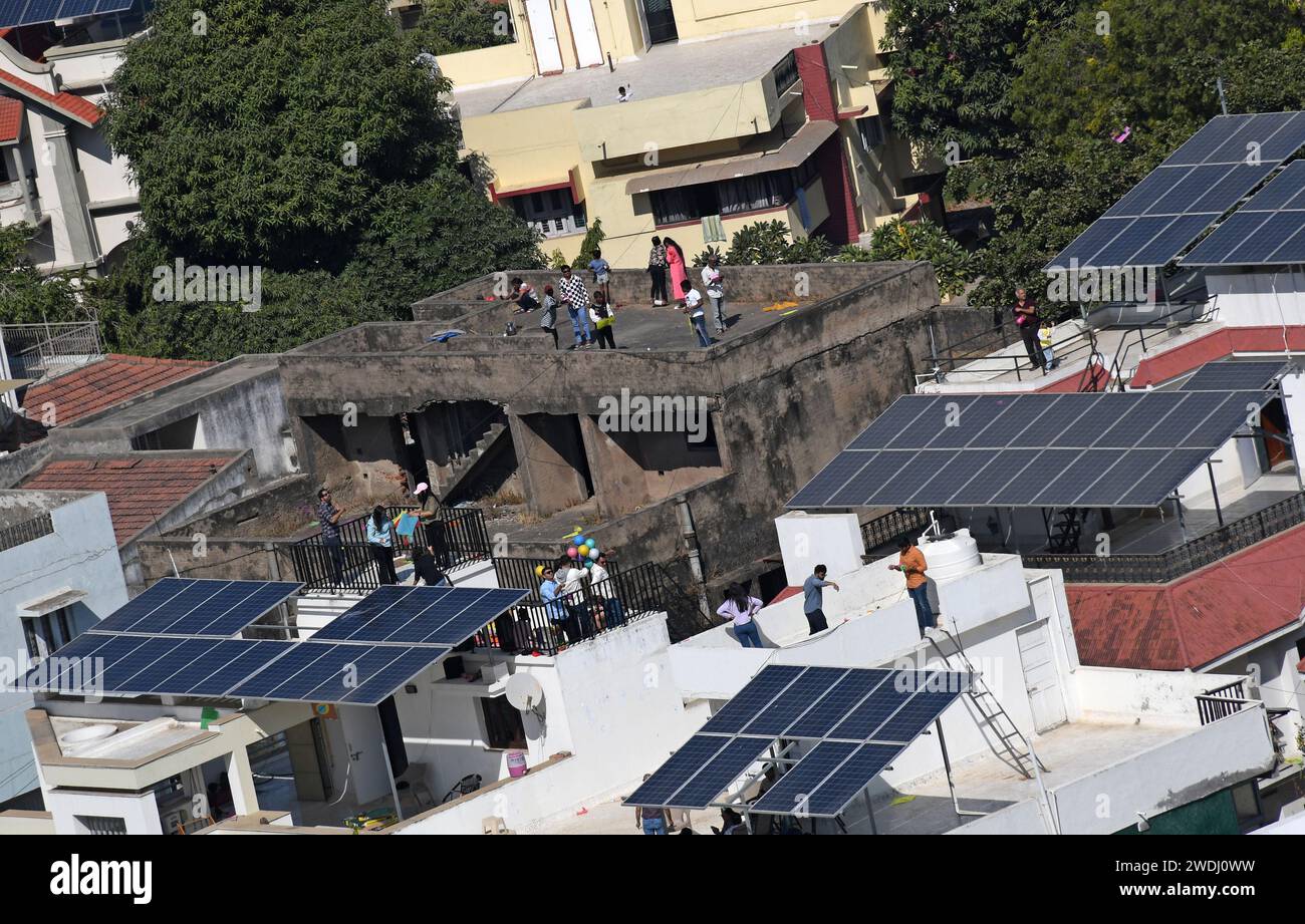 Ahmedabad, Indien. Januar 2024. Solarpaneele werden auf dem Dach von Wohngebäuden in Ahmedabad gesehen Menschen installieren Solarpaneele auf dem Dach ihrer Gebäude, während die Energie der Sonne in Strom umgewandelt und jeden Tag in ihren Häusern verwendet wird. Es ist saubere und grüne Energie ohne Wartung und trägt zur Senkung der Stromrechnungen bei. Quelle: SOPA Images Limited/Alamy Live News Stockfoto