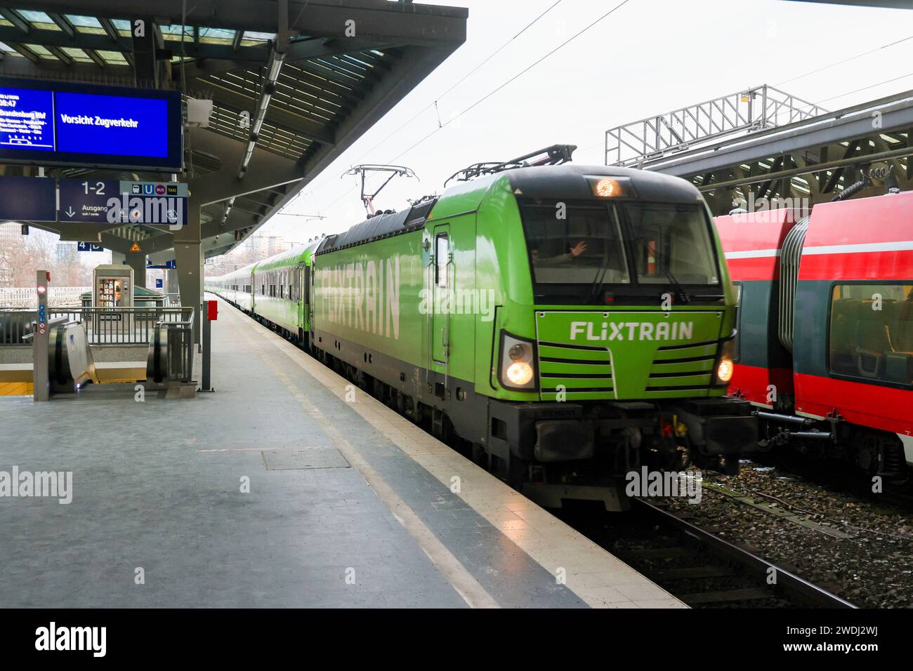Bahnhof Berlin Zoologischer Garten. Durchfahrt eines Flixtrain. DEU, Deutschland, Berlin, 21.01.2024: *** Bahnhof Zoologischer Garten Passage of a Flixtrain DEU, Deutschland, Berlin, 21 01 2024 Stockfoto