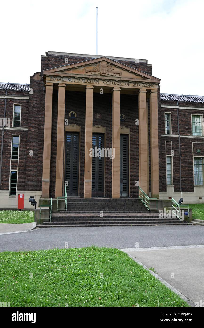 Haupteingang zum Royal Australasian College of Surgeons, das derzeit eine Bibliothek und ein Museum über die Geschichte der während eines bewölkten Tages beherbergt Stockfoto