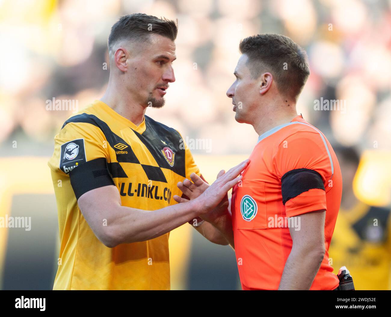 Dresden, Deutschland. Januar 2024. Fußball: 3. Liga, SG Dynamo Dresden - SV Sandhausen, Spieltag 21, Rudolf-Harbig-Stadion. Schiedsrichter Tobias Reichel (r) spricht mit Dynamos Stefan Kutschke. Robert Michael/dpa/Alamy Live News Stockfoto