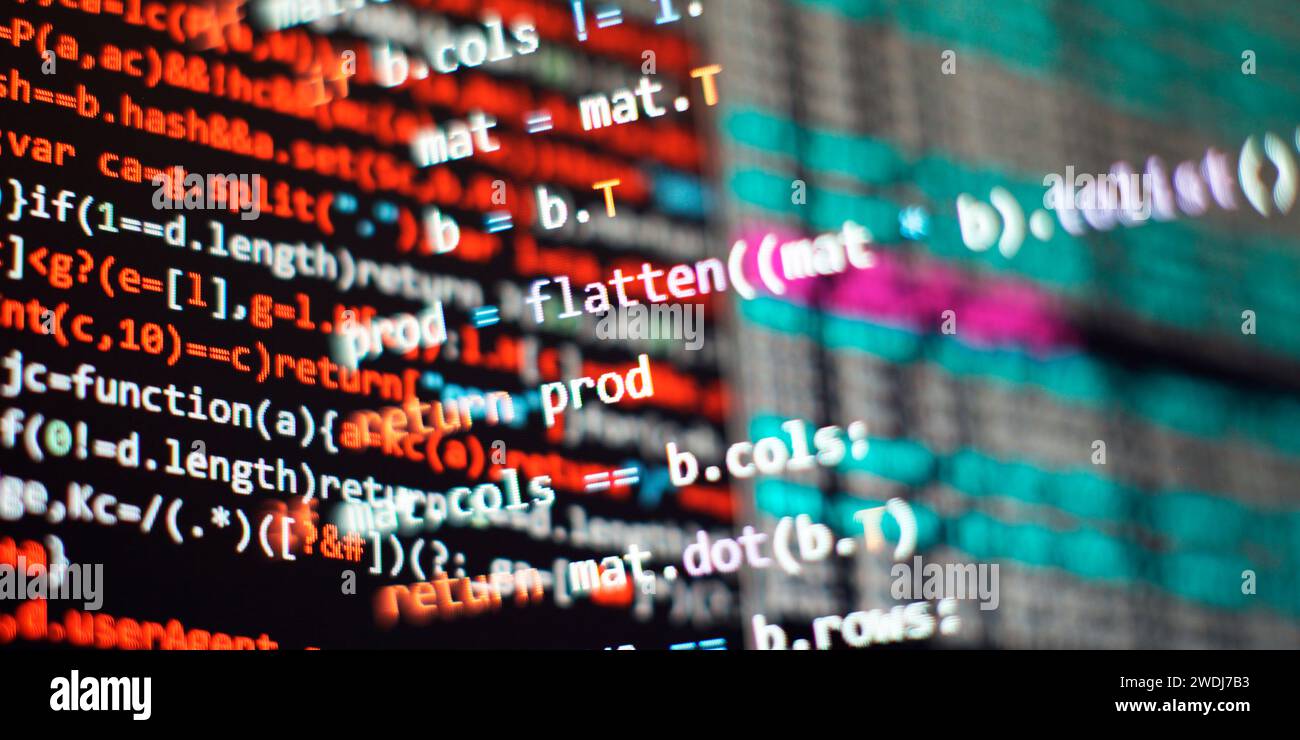 Computerdatenprogrammierung wird ausgeführt. Skripttext wird auf dem Bildschirm codiert. Notebook-Nahaufnahme. Stockfoto