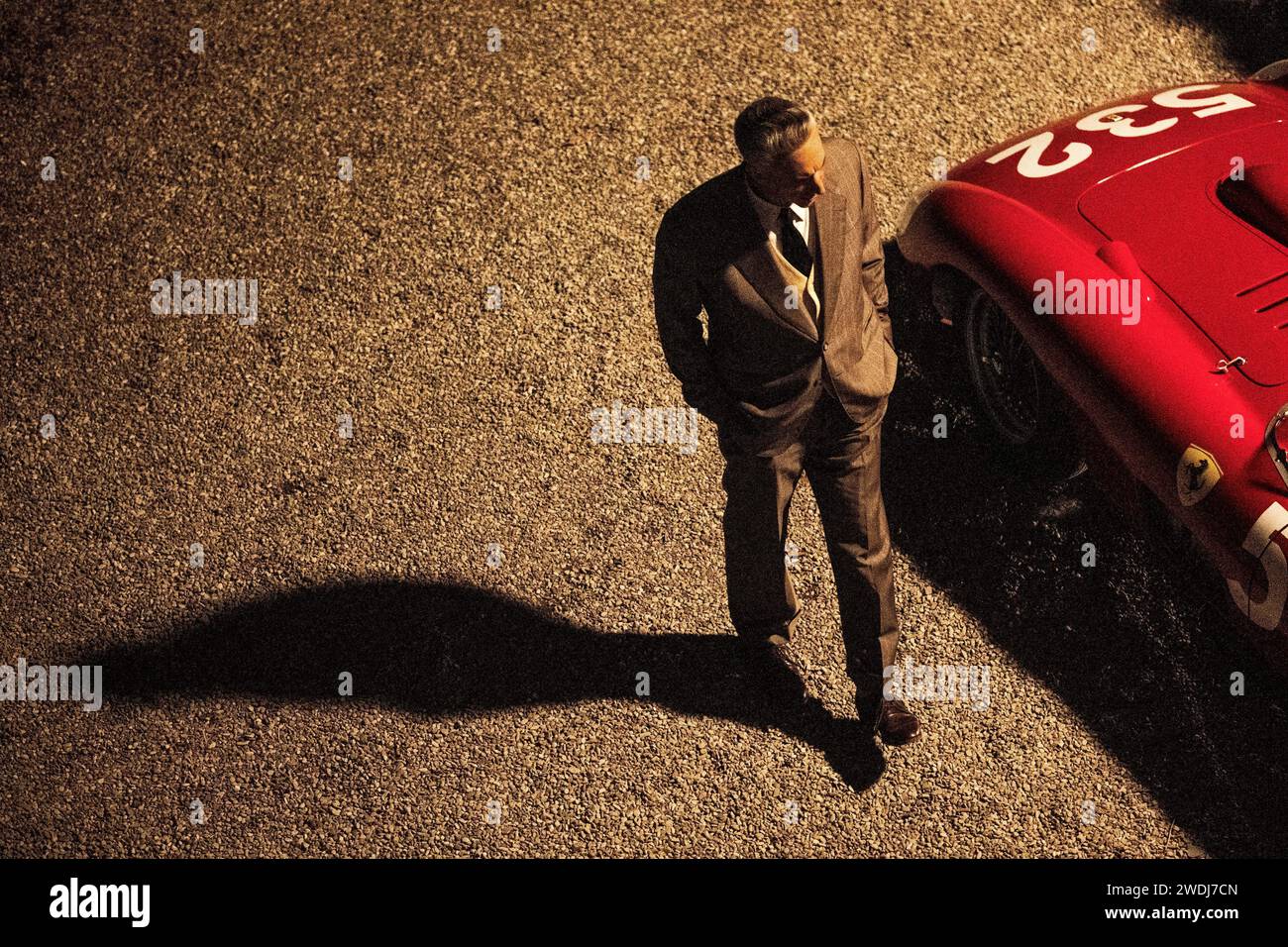 ADAM FAHRER in FERRARI (2023), Regie Michael MANN. Guthaben: Vorwärtsgang/Album Stockfoto