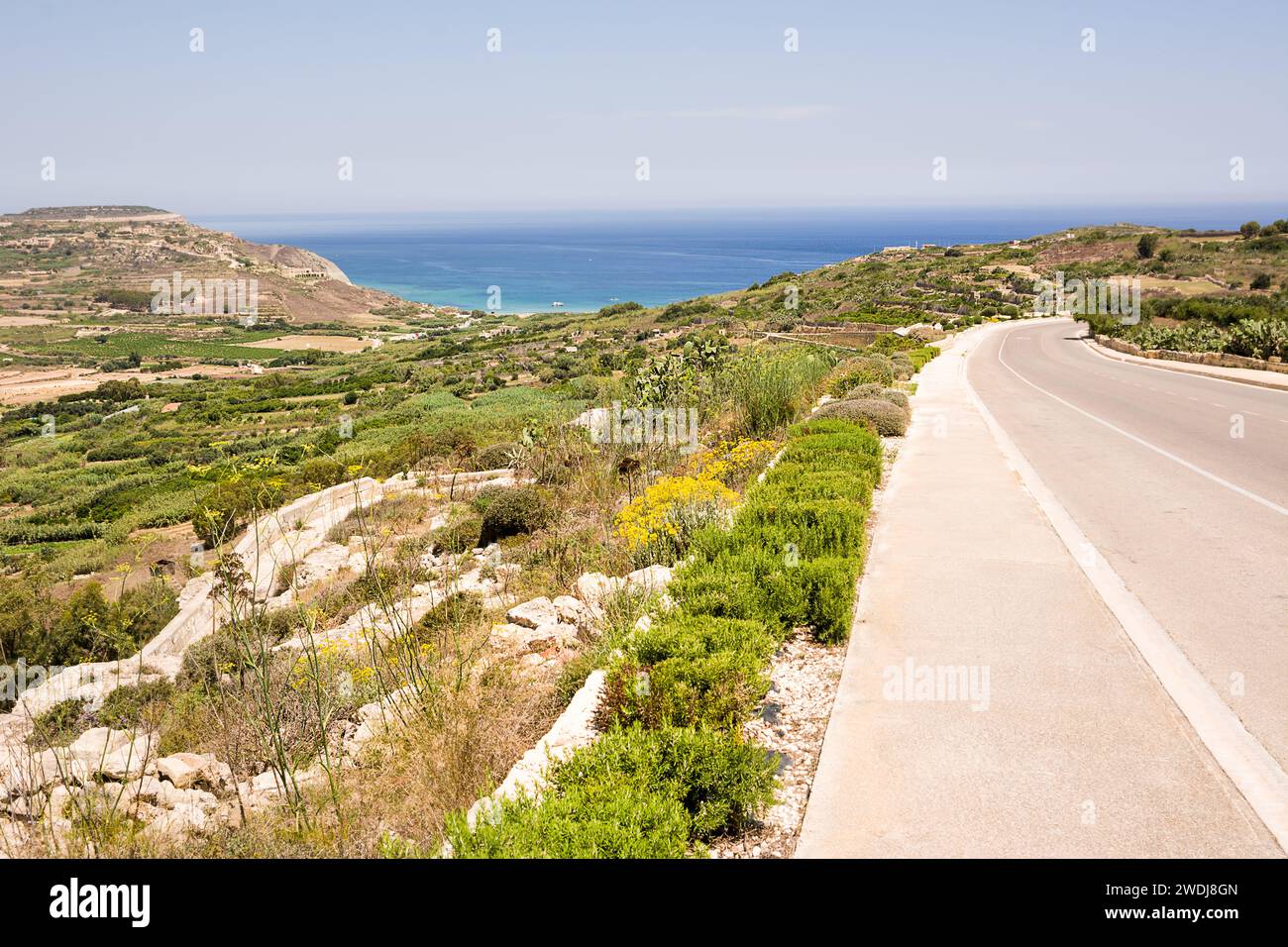 Straße und Panorama zum Strand Ramla auf der Insel Gozo in Malta Stockfoto