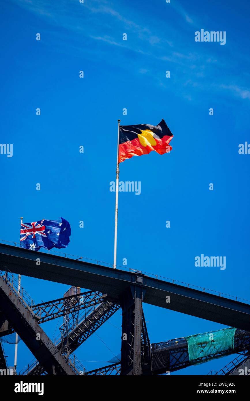 Die australische Flagge und die Aborigine-Flagge fliegen seit Juli 2022 zusammen auf der Sydney Harbour Bridge in New South Wales Stockfoto