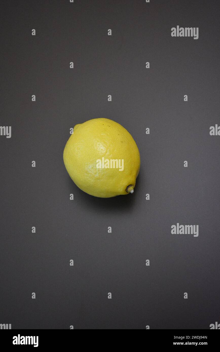 Frisches Obst, gelbe Zitrone auf eine interessante matt Hintergrund. Stockfoto