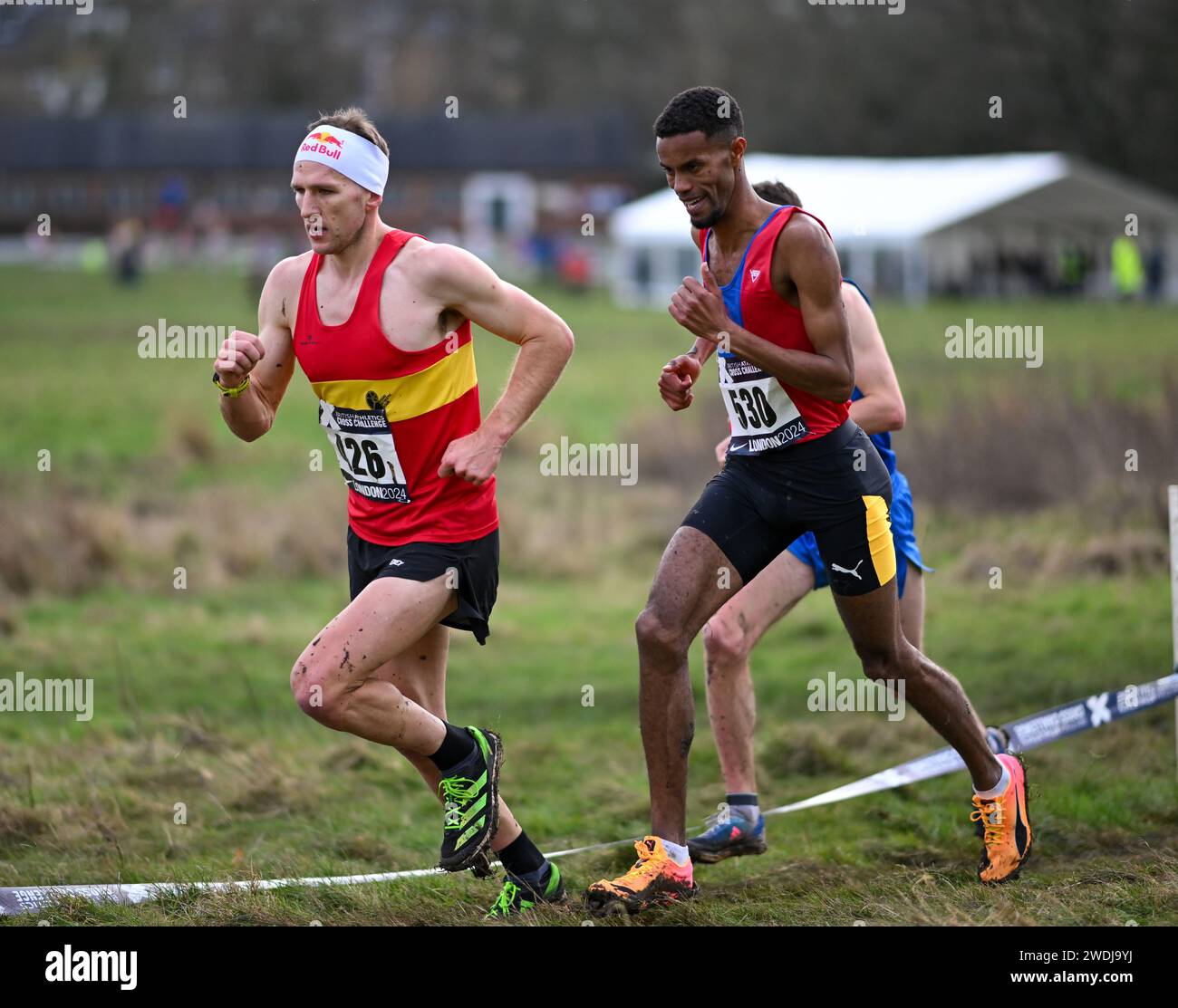 Hampstead, England. Januar 2024. Tom Evans (426) und Mahamed Mahamed (530) beim London International Cross Country. Quelle: Nigel Bramley/Alamy Live News Stockfoto