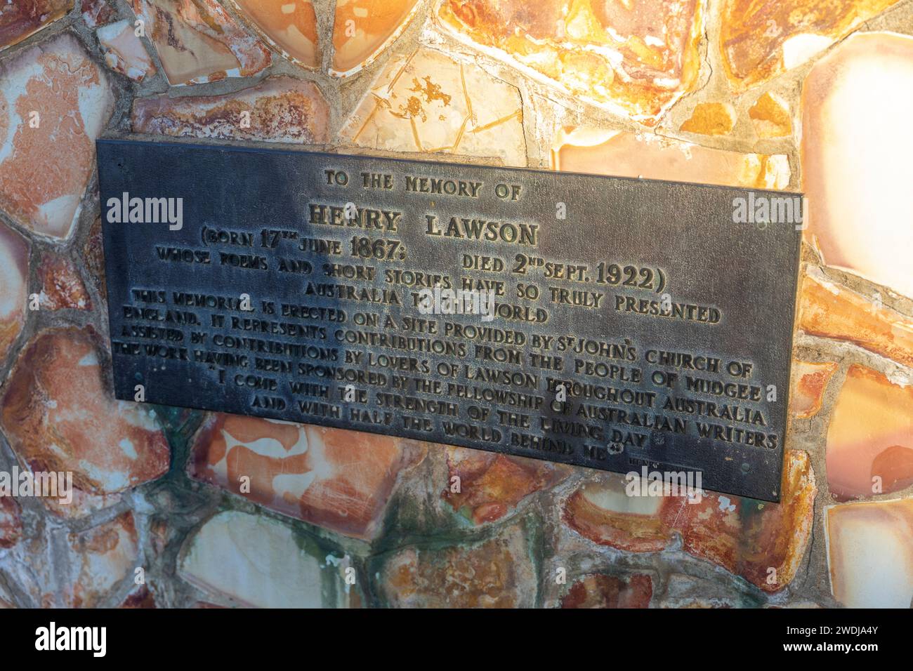 Stadtzentrum von Mudgee, Gedenkmauer und Gedenktafel zu Ehren von Henry Lawson, einem australischen Buschpoeten und Autor von Kurzgeschichten, NSW, Australien, 202 Stockfoto