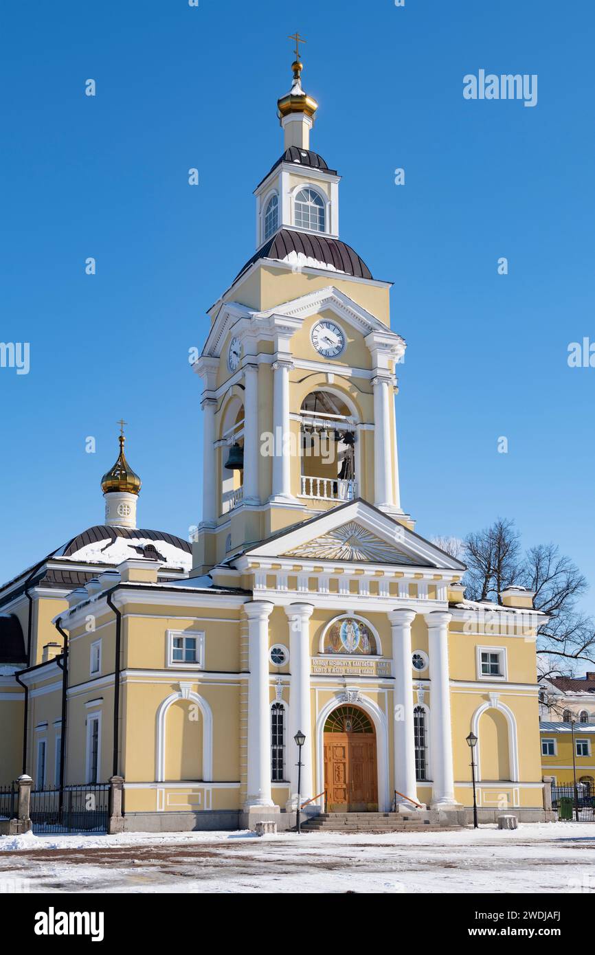VYBORG, RUSSLAND - 30. MÄRZ 2023: Glockenturm der alten Verklärungskathedrale an einem Märztag Stockfoto