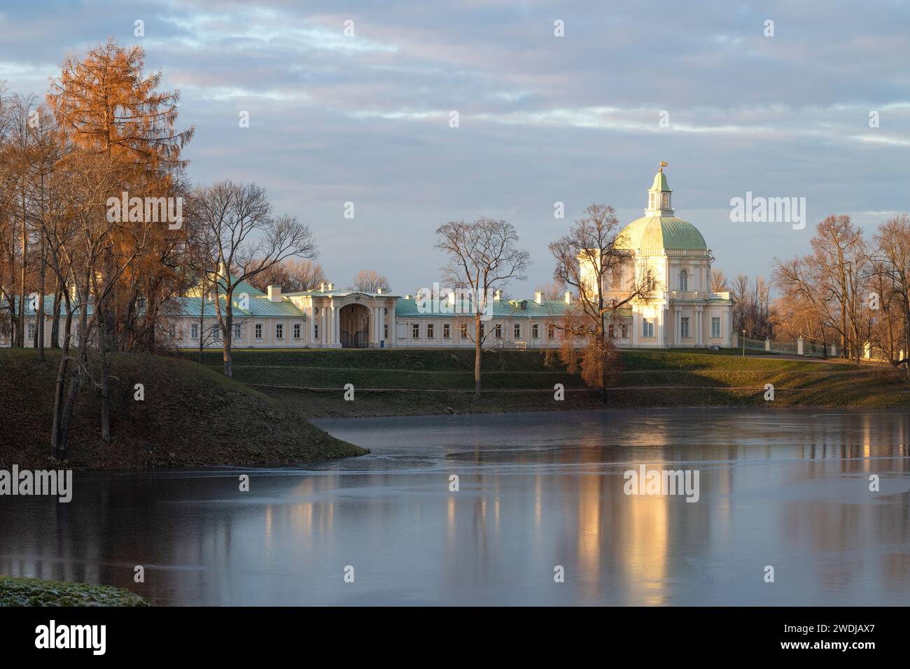 Novemberabend mit Blick auf den alten Großen Menshikow-Palast. Oranienbaum, in der Nähe von St. Petersburg. Russland Stockfoto