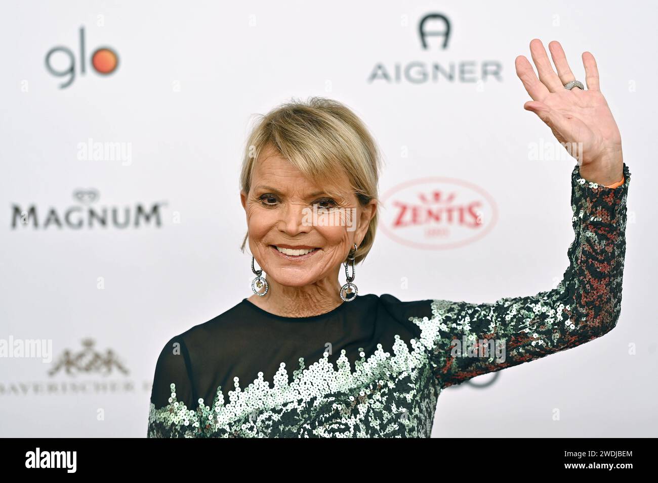 Uschi GLAS Schauspielerin, Einzelbild,angeschnittenes Einzelmotiv,Portraet,Porträt,Porträt. 48.Deutscher Filmball, Roter Teppich, Roter Teppich, am 20.01.2024 im H o t e l B a y e r i s c h e r H o f, M u e n c h e n. Sven Simon Fotoagentur GmbH & Co. Pressefoto KG Prinzess-Luise-Str.. 41 45479 M u e l h e i m / R u h r Tel. 0208/9413250 Fax. 0208/9413260 GLS Bank BLZ 430 609 67 Kto. 4030 025 100 IBAN DE75 4306 0967 4030 0251 00 BIC GENODEM1GLS www.svensimon.net *** Uschi GLAS Schauspielerin , Einzelbild,zugeschnittenes Einzelmotiv,Porträt,Porträt,Porträt,Porträt 48 deutscher Filmball, Roter Teppich,Roter Teppich,auf 20 0 Stockfoto