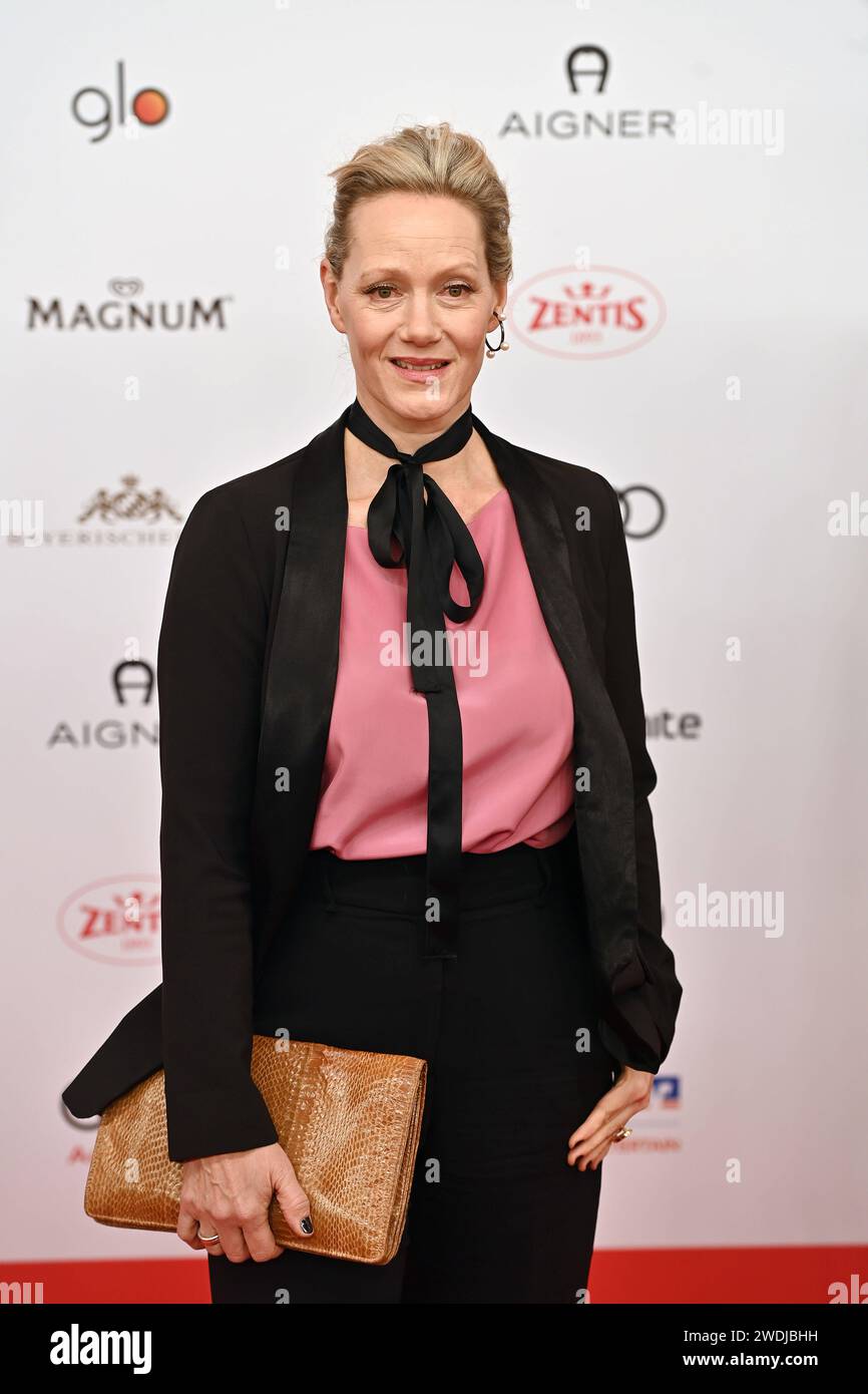 Anna Schudt Schauspielerin, Einzelbild, angeschnittenes Einzelmotiv, Halbfigur, halbe Figur. 48.Deutscher Filmball, Roter Teppich, Roter Teppich, am 20.01.2024 im H o t e l B a y e r i s c h e r H o f, M u e n c h e n. Sven Simon Fotoagentur GmbH & Co. Pressefoto KG Prinzess-Luise-Str.. 41 45479 M u e l h e i m / R u h r Tel. 0208/9413250 Fax. 0208/9413260 GLS Bank BLZ 430 609 67 Kto. 4030 025 100 IBAN DE75 4306 0967 4030 0251 00 BIC GENODEM1GLS www.svensimon.net *** Anna Schudt Schauspielerin , Einzelbild, zugeschnittenes Einzelmotiv,halbe Figur,Halbfigur 48 Deutscher Filmball, Roter Teppich,Roter Teppich,am 20 01 202 Stockfoto