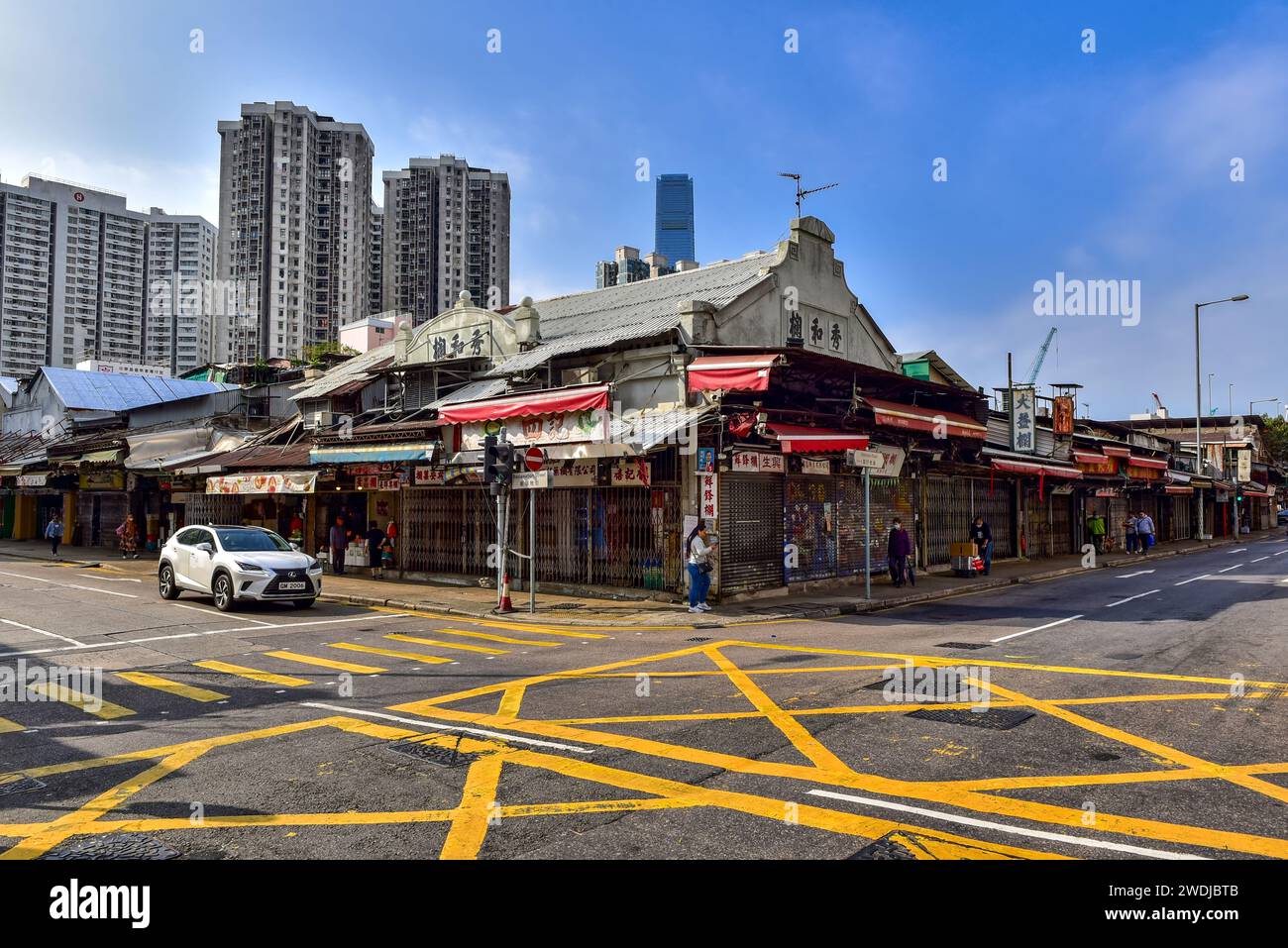 Yau Ma Tei Obstmarkt, seit 1913. Kowloon, Hongkong. Alte Ladenschilder auf der Fassade von mehrstöckigen Geschäften, Wohnräumen und Lagerräumen oben gemalt. Stockfoto