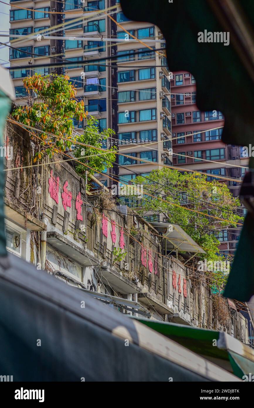 Yau Ma Tei Obstmarkt, seit 1913. Kowloon, Hongkong. Alte Ladenschilder auf der Fassade von mehrstöckigen Geschäften, Wohnräumen und Lagerräumen oben gemalt. Stockfoto