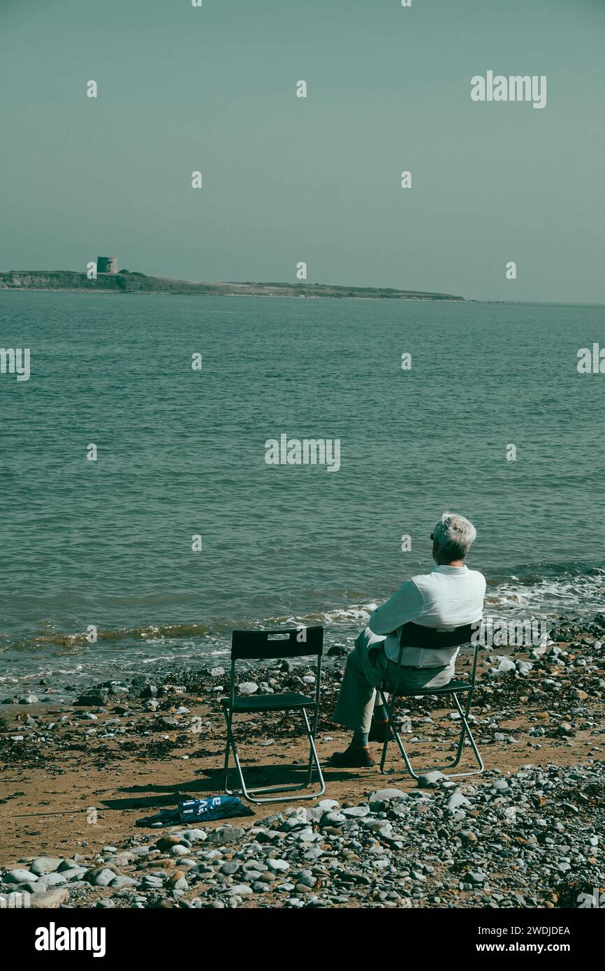 Das Foto fängt das Wesen der menschlichen Verbindung mit der Natur ein, den tiefen Trost, den man in Momenten der Stille und der Besinnung findet. Stockfoto