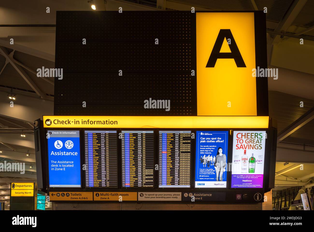 Ein Check-in-Informationstafel mit der Aufschrift „A“ in der Abflughalle am Heathrow Airport Terminal Five in London, Großbritannien. Stockfoto