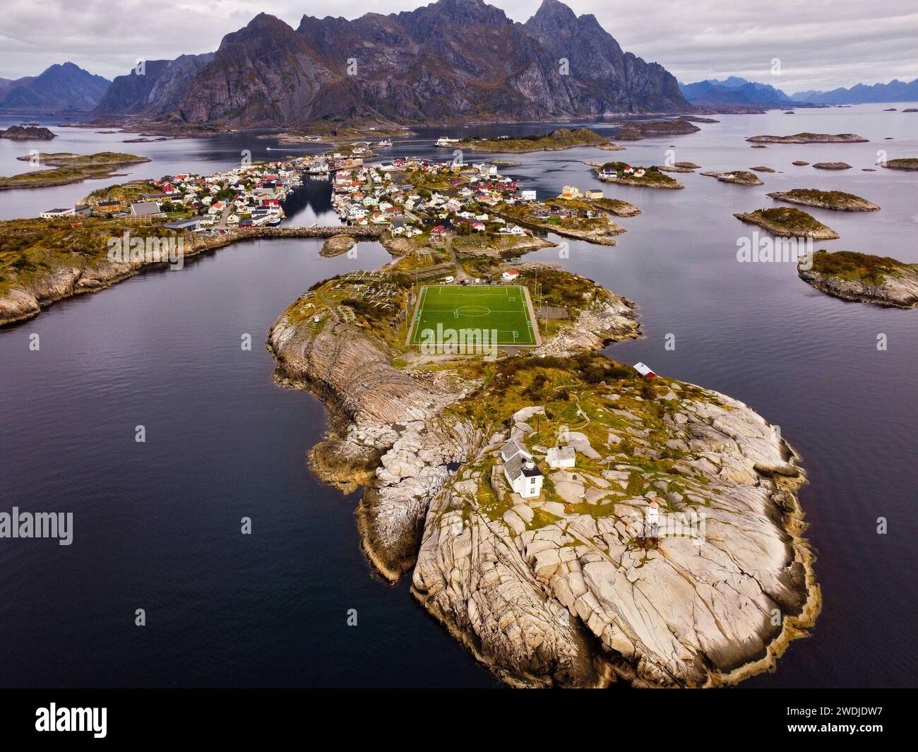 Der einzigartige Fusballplatz in Norwegen. Traumort in norwegen. Hannigsvear eine heitere Stadt auf den Lofoten. Fischerstadt Stockfoto