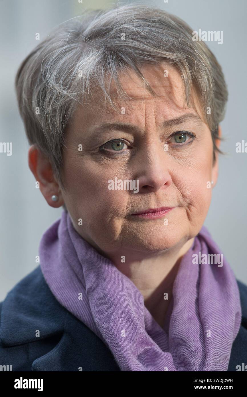 London, Großbritannien. Januar 2024. Yvette Cooper, Shadow Secretary of State for the Home Department, wird im BBC Broadcasting House interviewt, wo sie am Sonntag mit Laura Kuenssberg zu Gast war. Quelle: Justin Ng/Alamy Live News Stockfoto