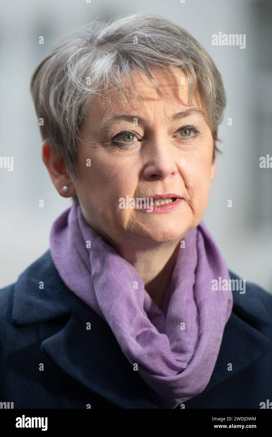 London, Großbritannien. Januar 2024. Yvette Cooper, Shadow Secretary of State for the Home Department, wird im BBC Broadcasting House interviewt, wo sie am Sonntag mit Laura Kuenssberg zu Gast war. Quelle: Justin Ng/Alamy Live News Stockfoto
